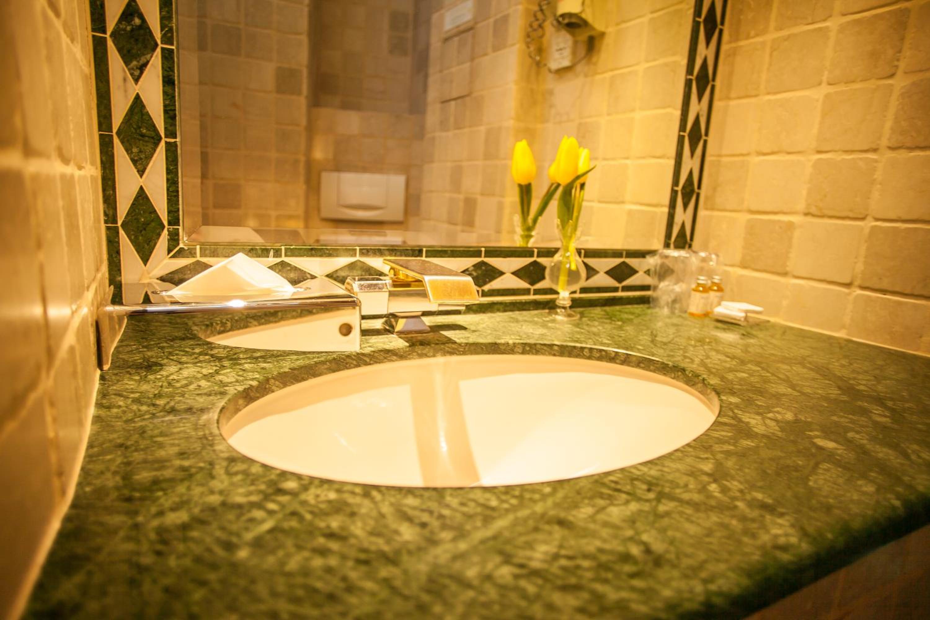 Deluxe Double Room with City View thumbnail 5