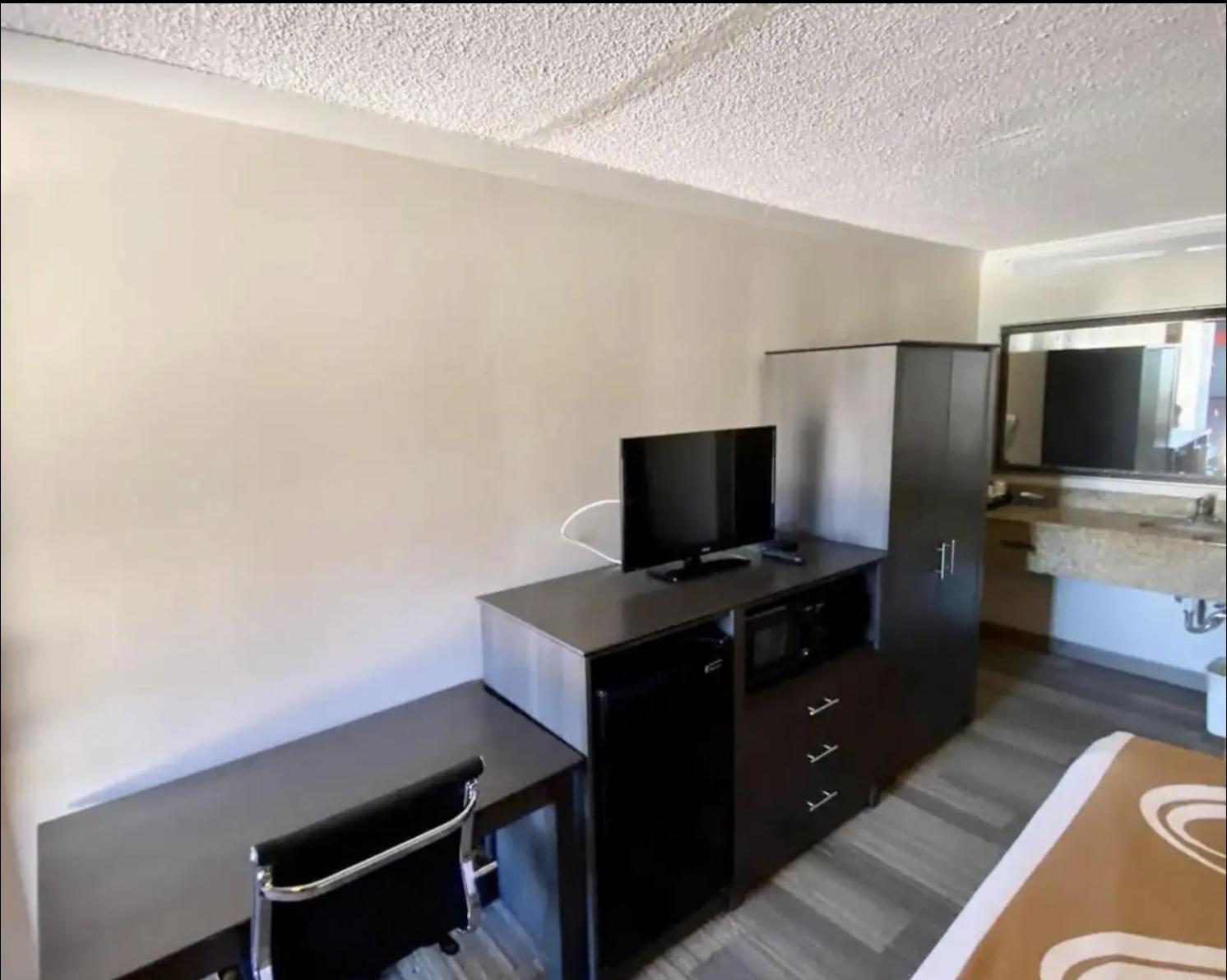 Deluxe King Room photo 3