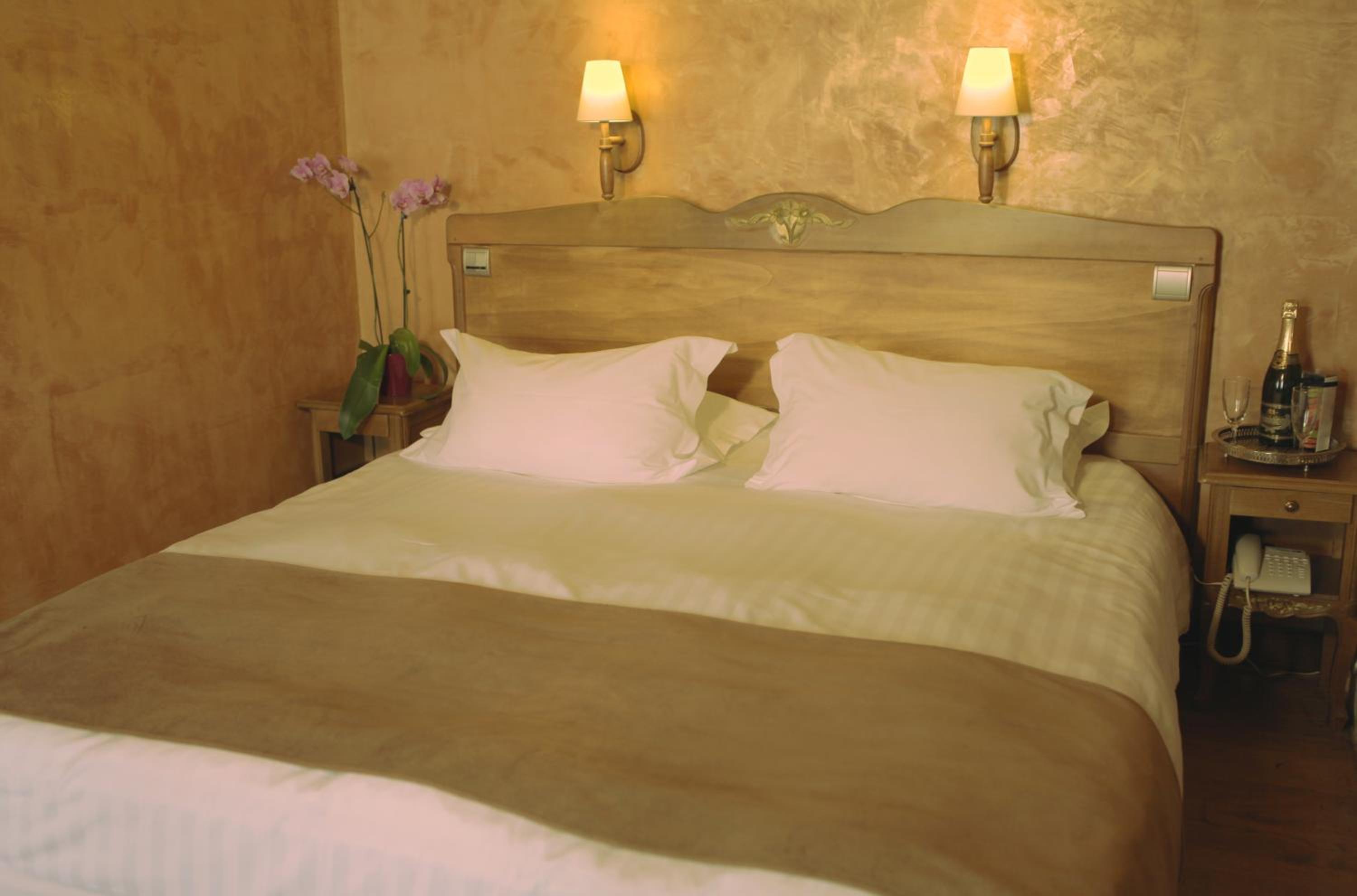 Deluxe Double Room with City View thumbnail 5