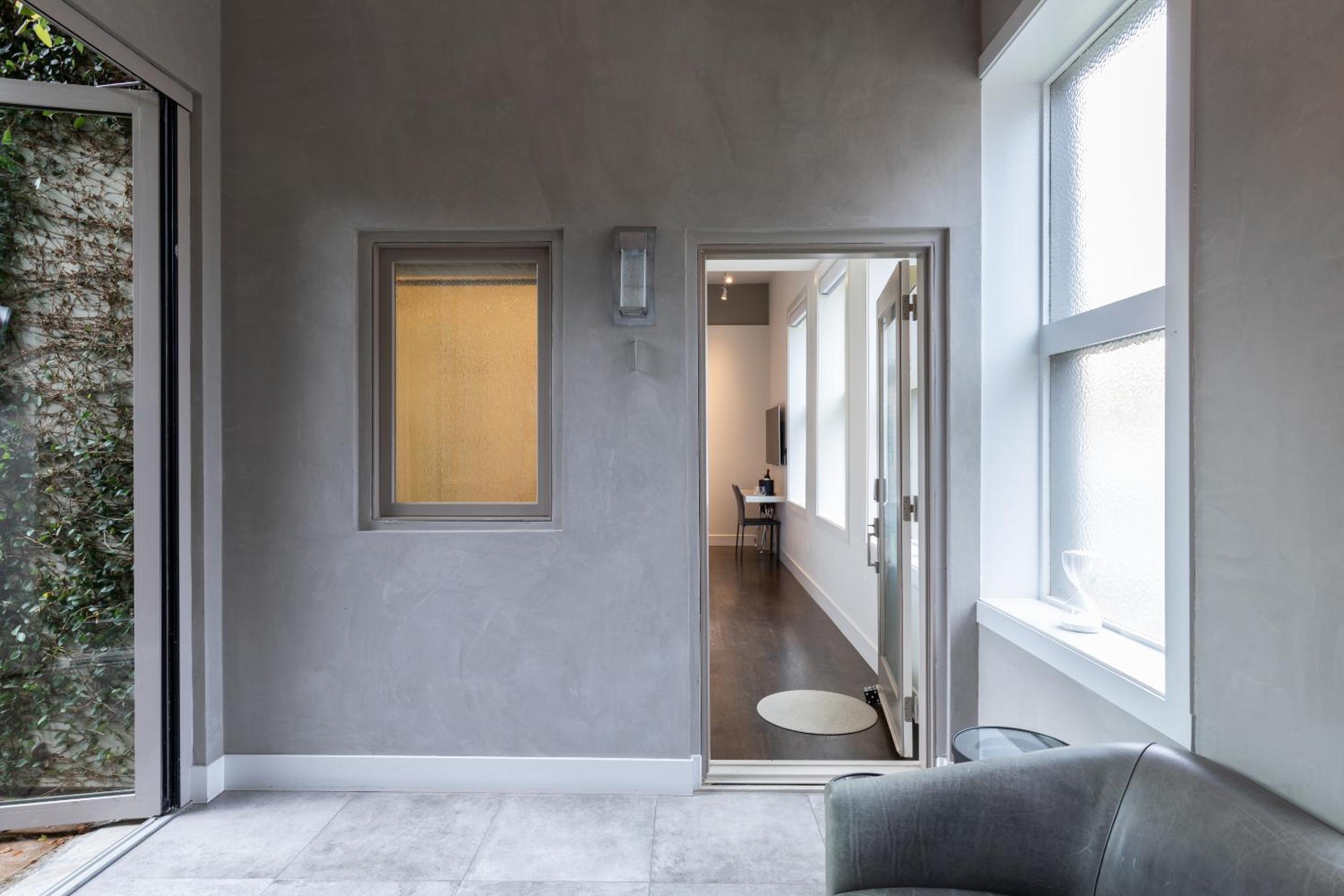 Courtyard Queen Room with Window