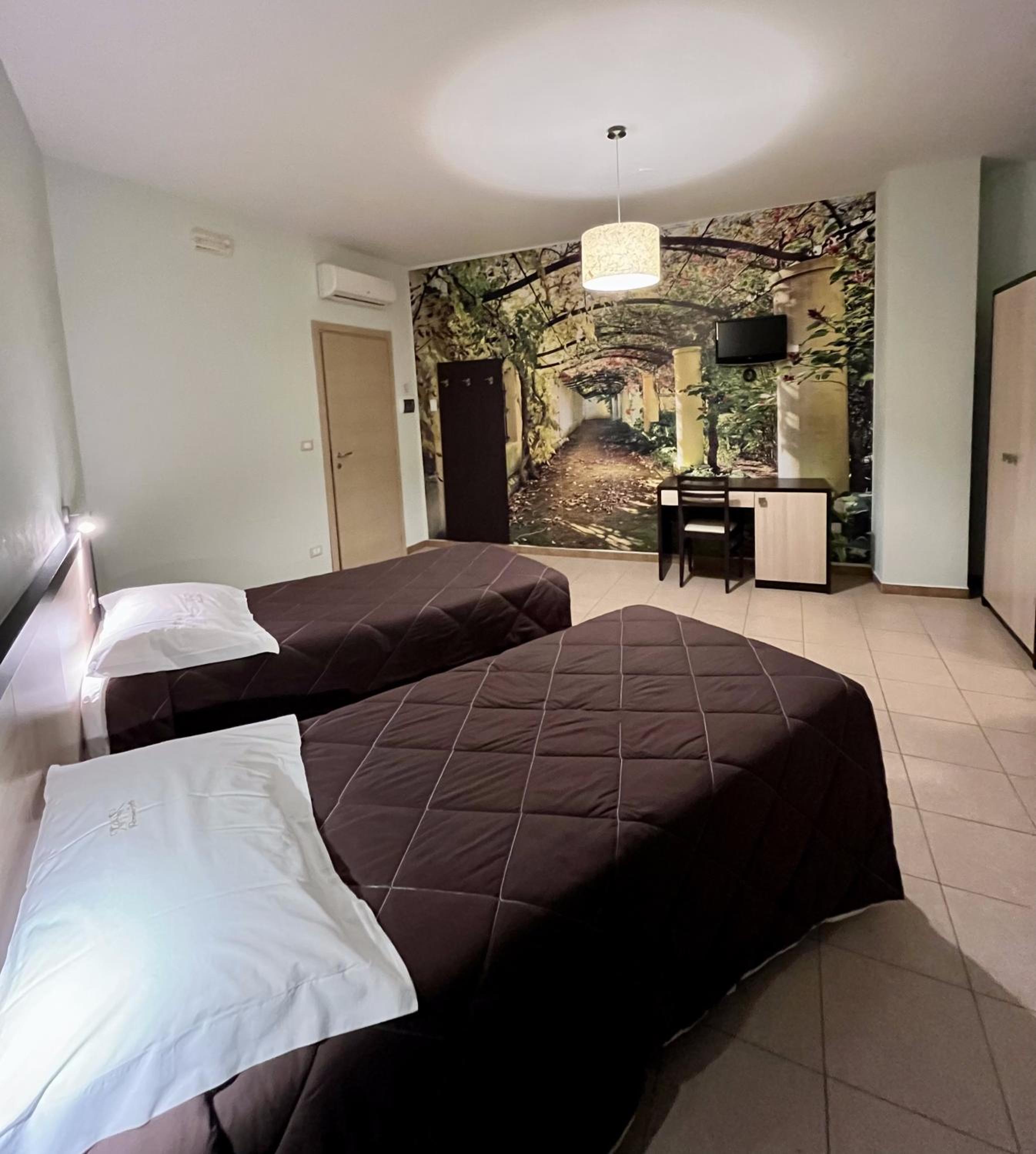 Standard Twin Room with Mountain View - Photo 4