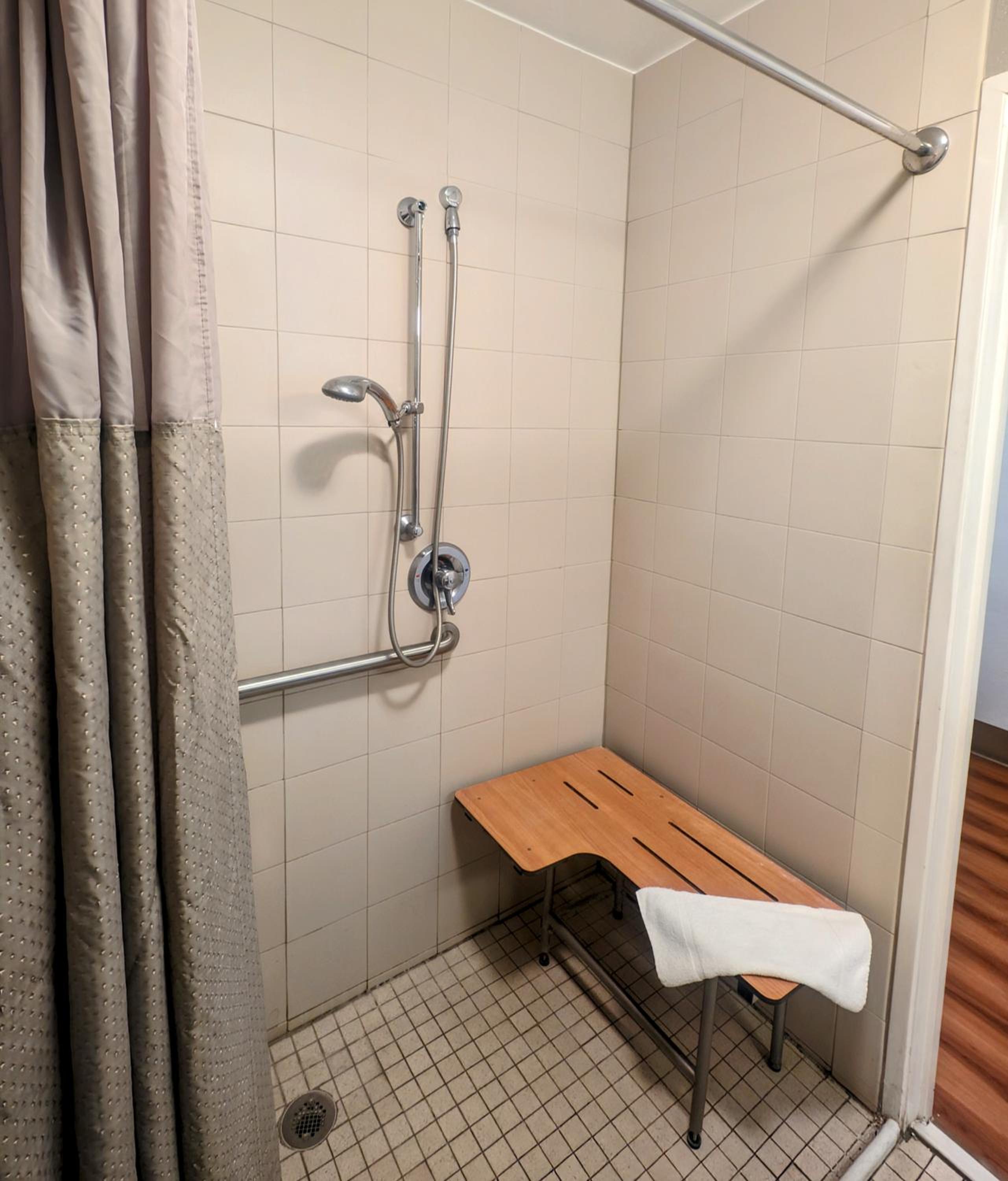 Double Room with Roll-In Shower - Disability Access/Non Smoking/Pet Friendly photo 3