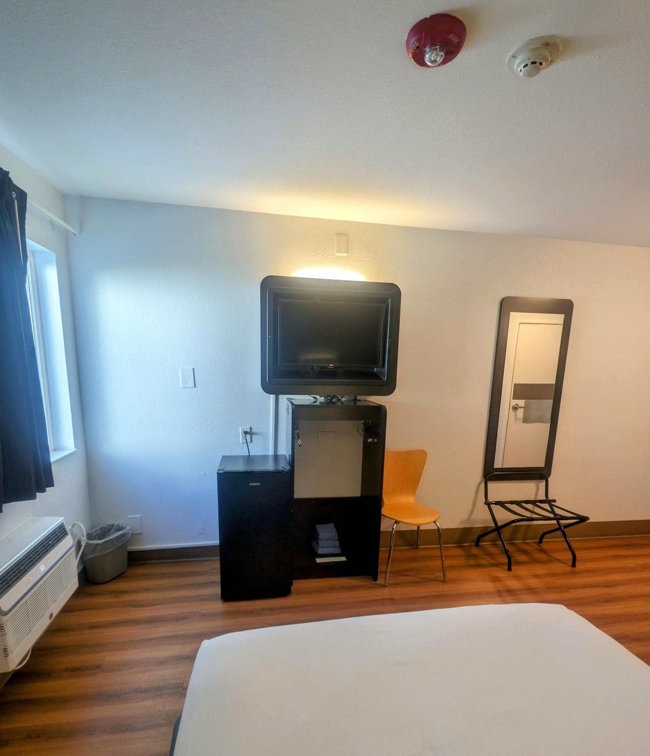 Double Room with Roll-In Shower - Disability Access/Non Smoking/Pet Friendly photo 2