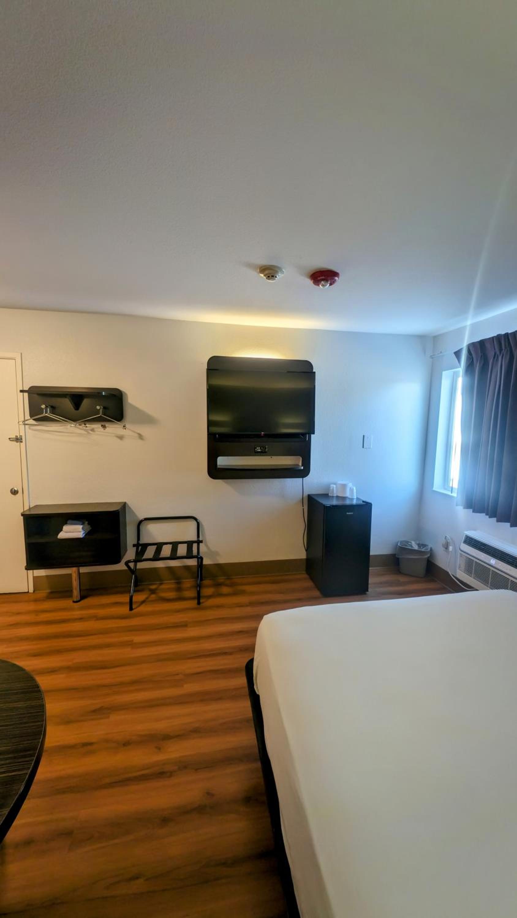 Queen Room - Non Smoking/Pet Friendly photo 3