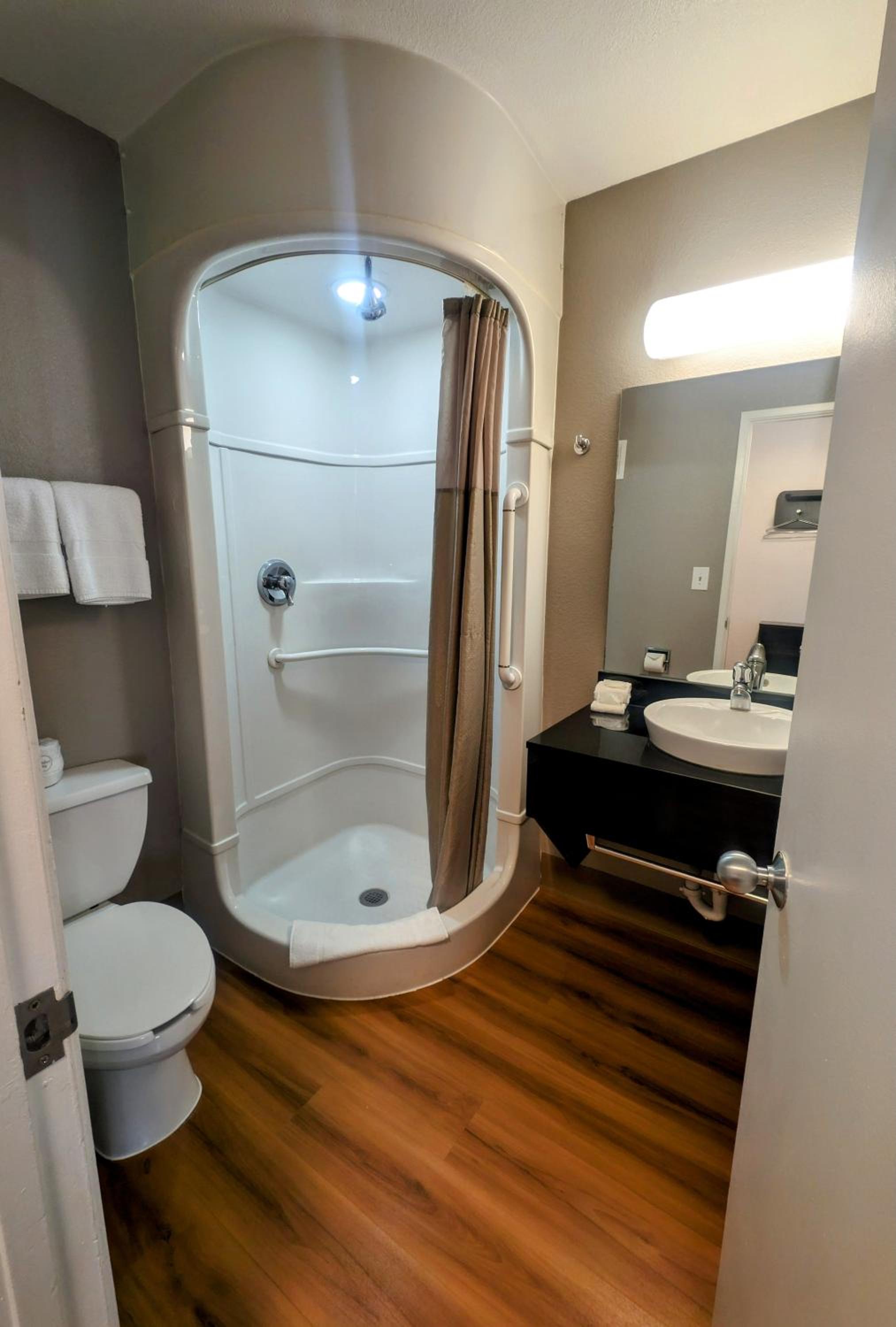 Quadruple Room - Non Smoking/Pet Friendly photo 3