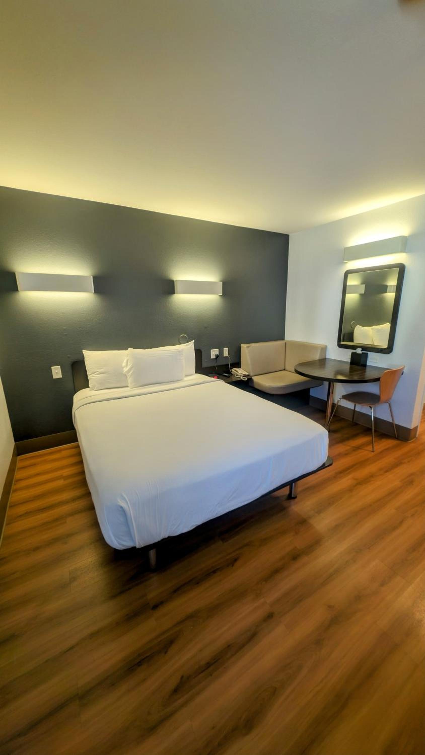Queen Room - Non Smoking/Pet Friendly photo 2