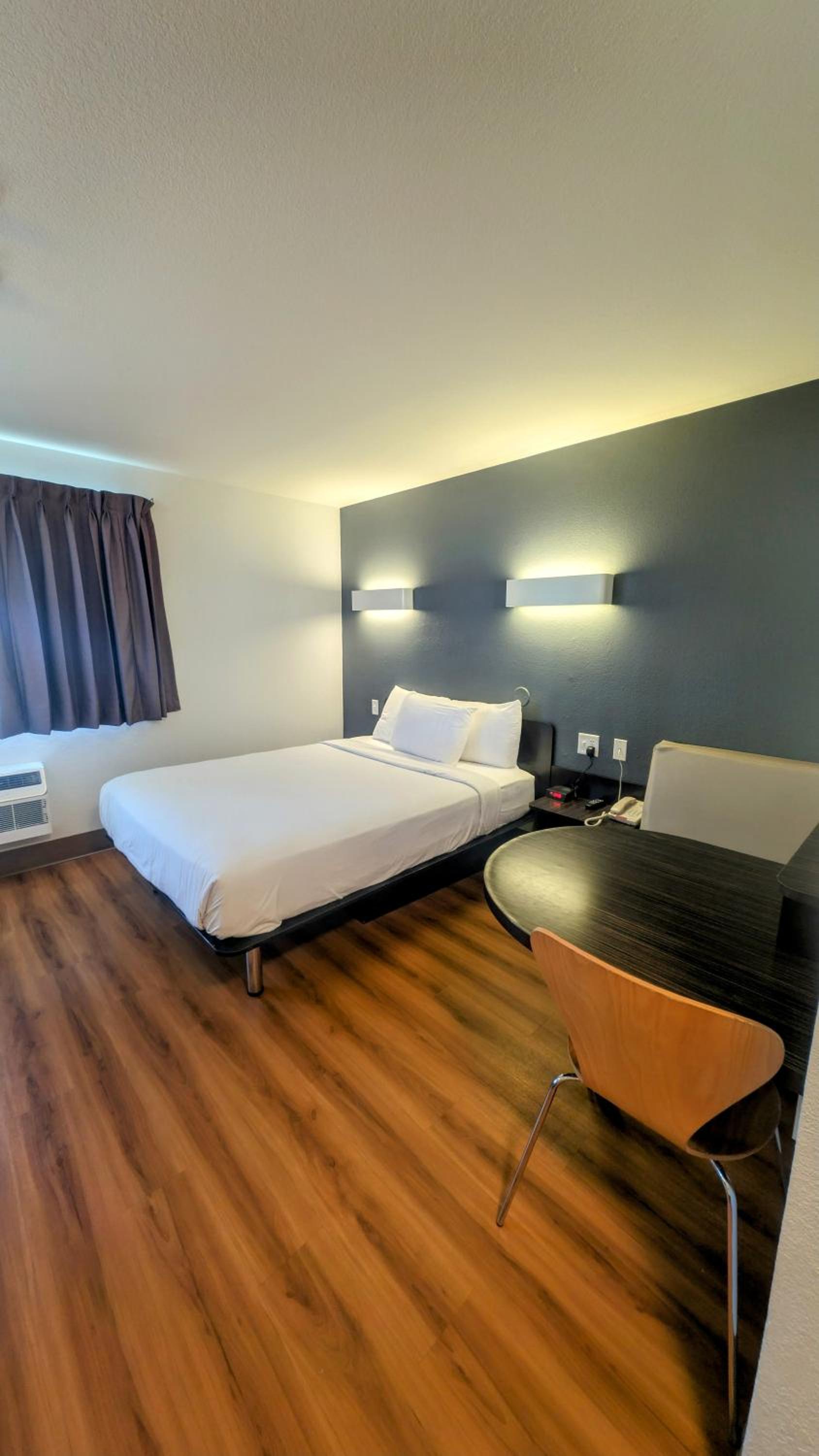 Queen Room - Non Smoking/Pet Friendly photo 1