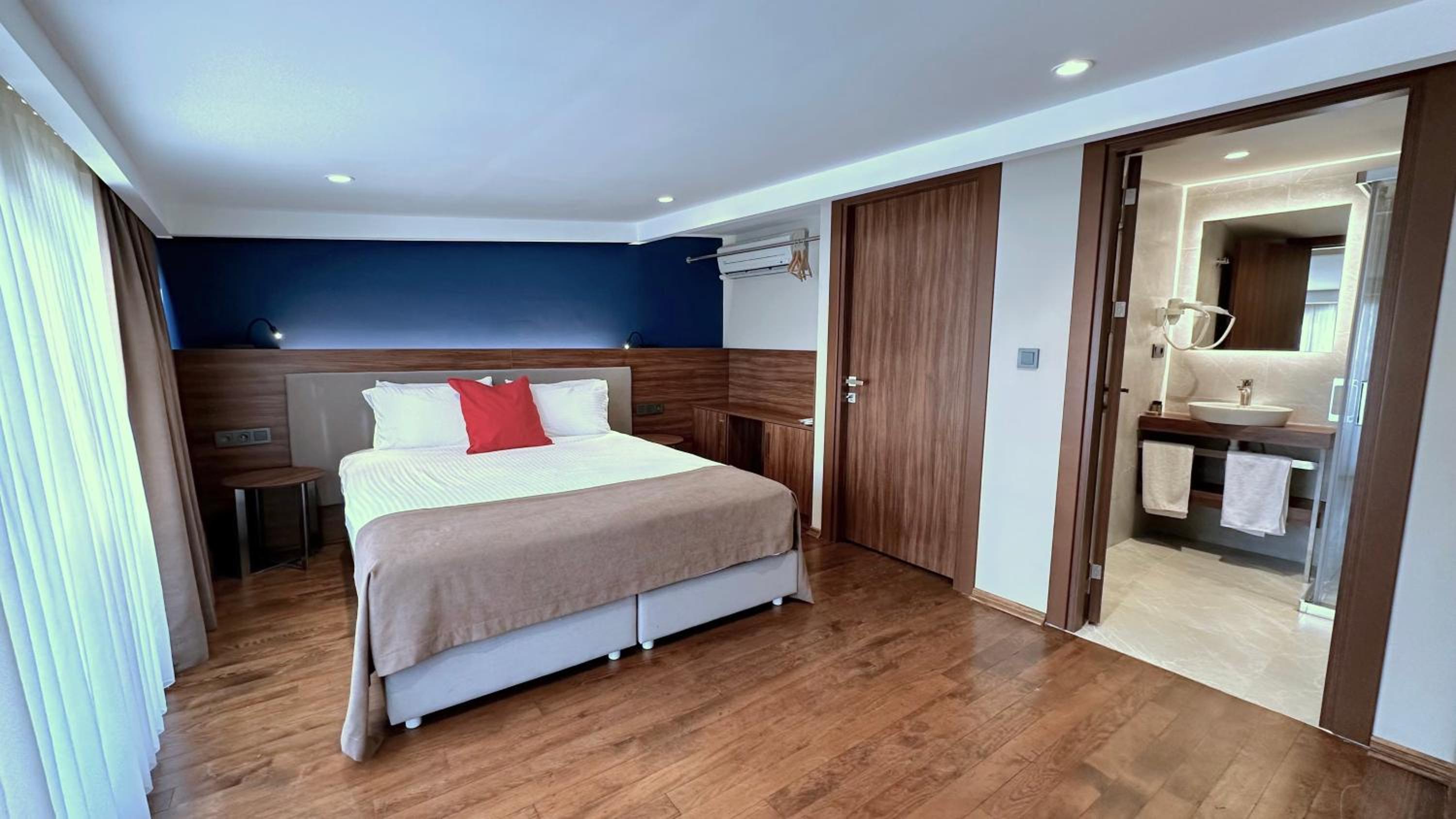 Queen Room with Balcony photo 3
