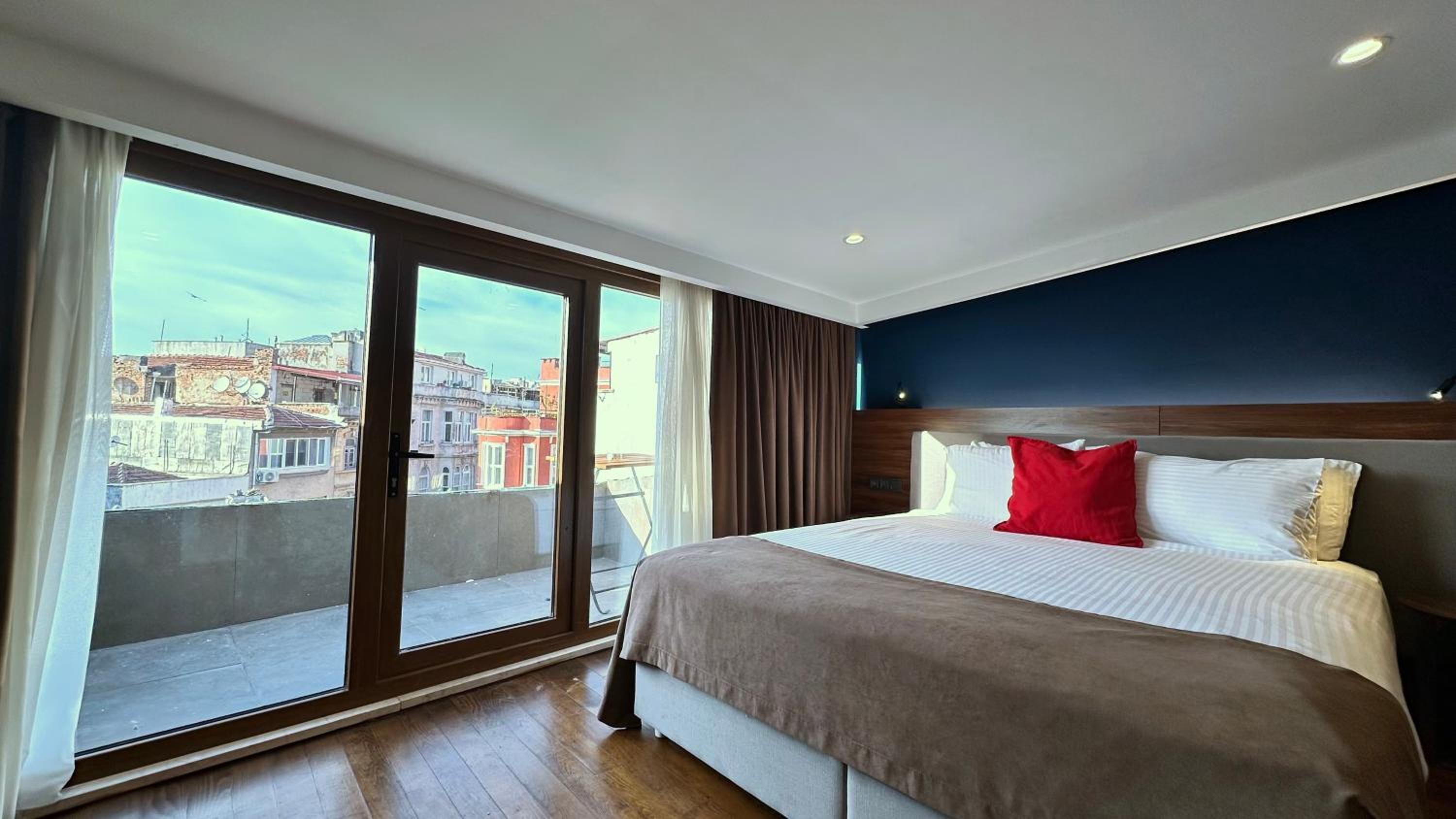Queen Room with Balcony photo 1