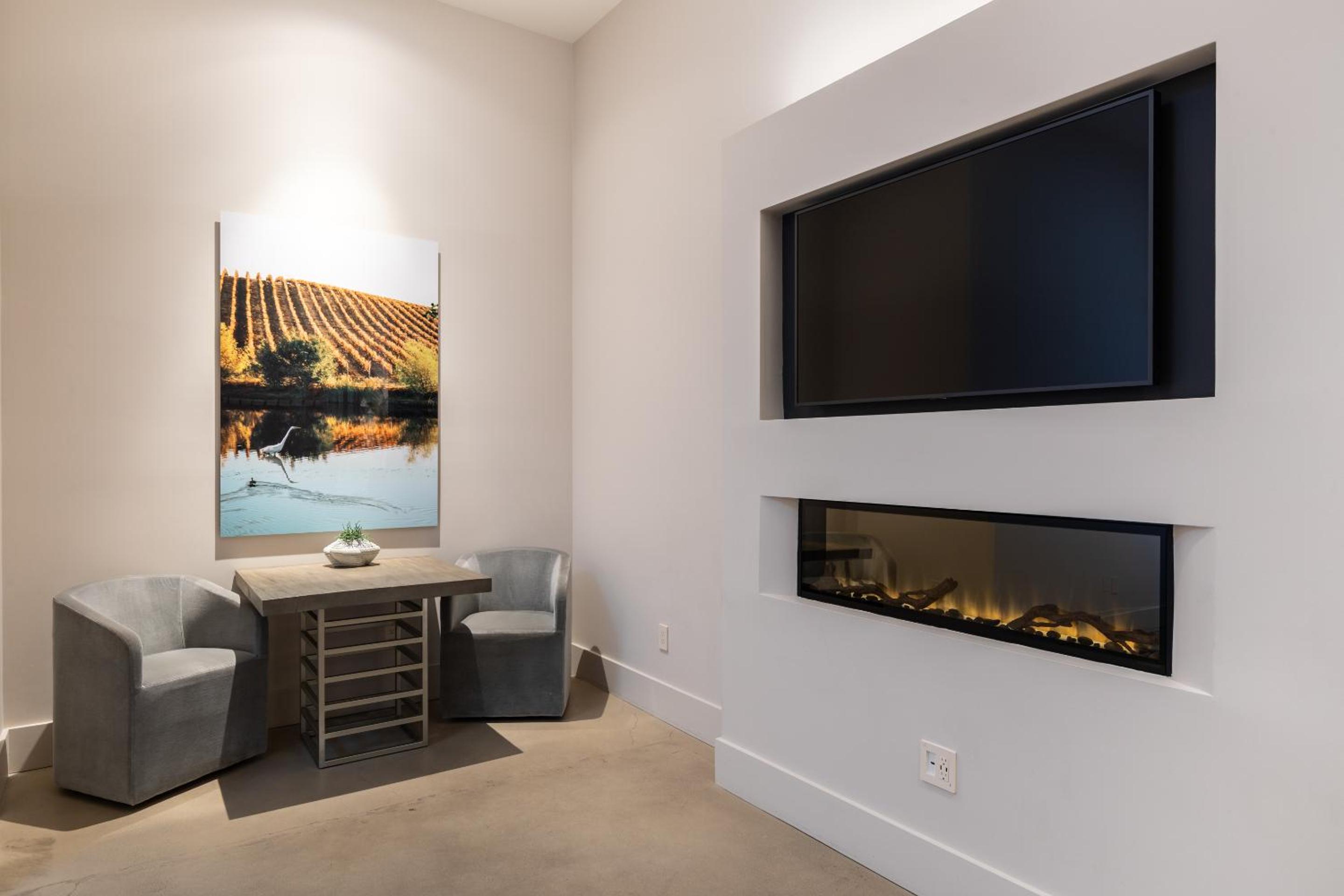 One-Level Queen Loft Suite with Skylight (no window) - Photo 2