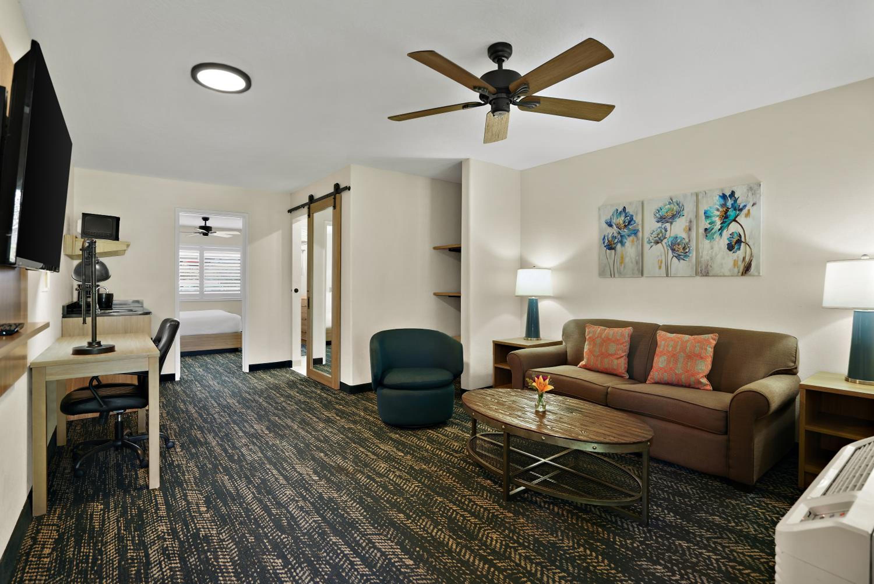 One Bedroom  King Suite - Non-Smoking - Photo 3