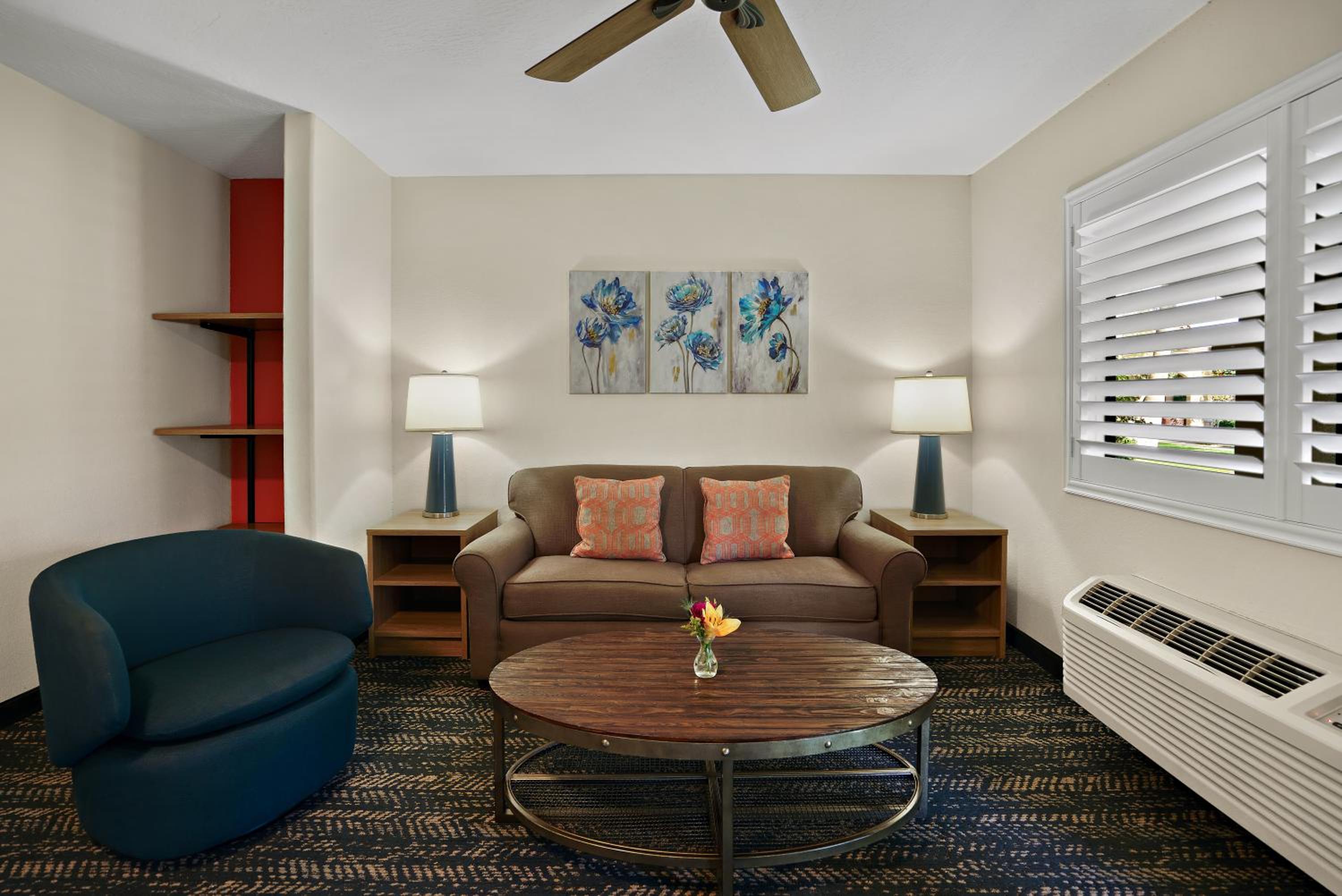 One Bedroom  King Suite - Non-Smoking - Photo 5