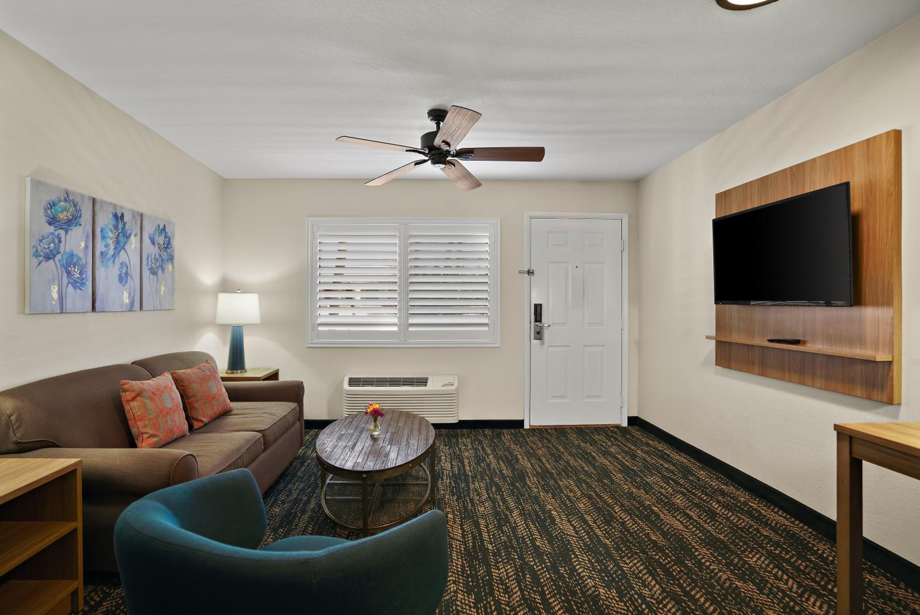 One Bedroom  King Suite - Non-Smoking - Photo 1