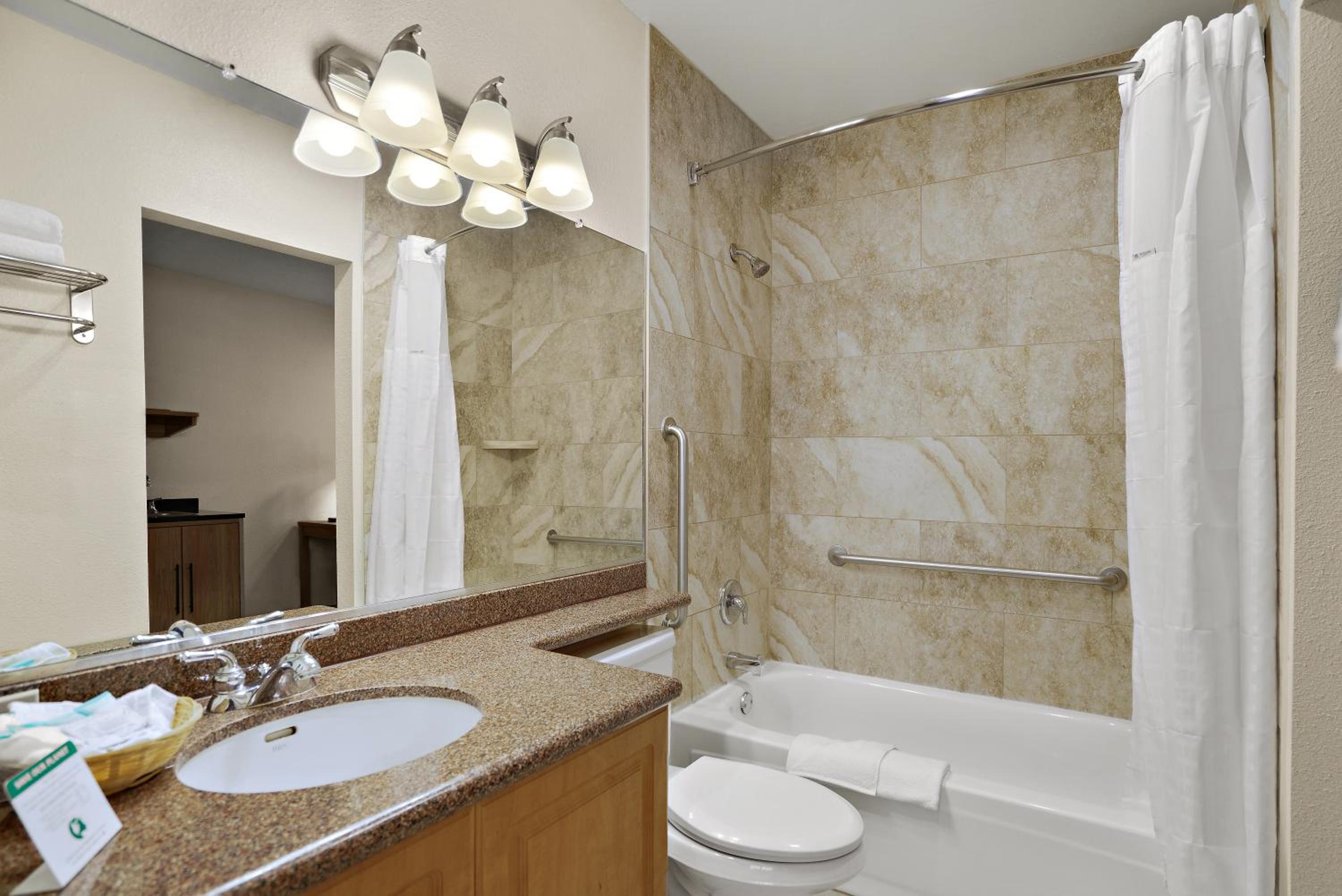 One Bedroom  King Suite - Non-Smoking - Photo 4