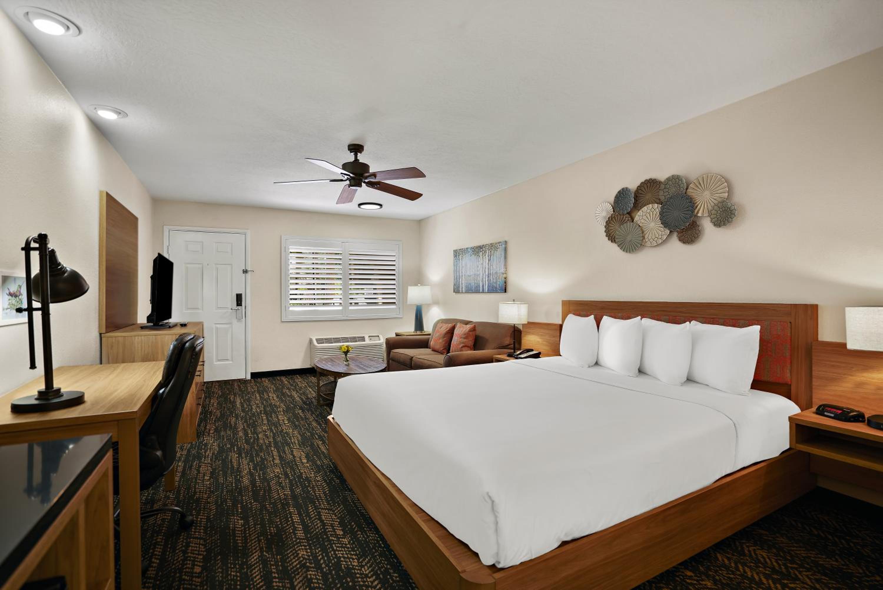 Superior King Room- Non Smoking - Photo 6