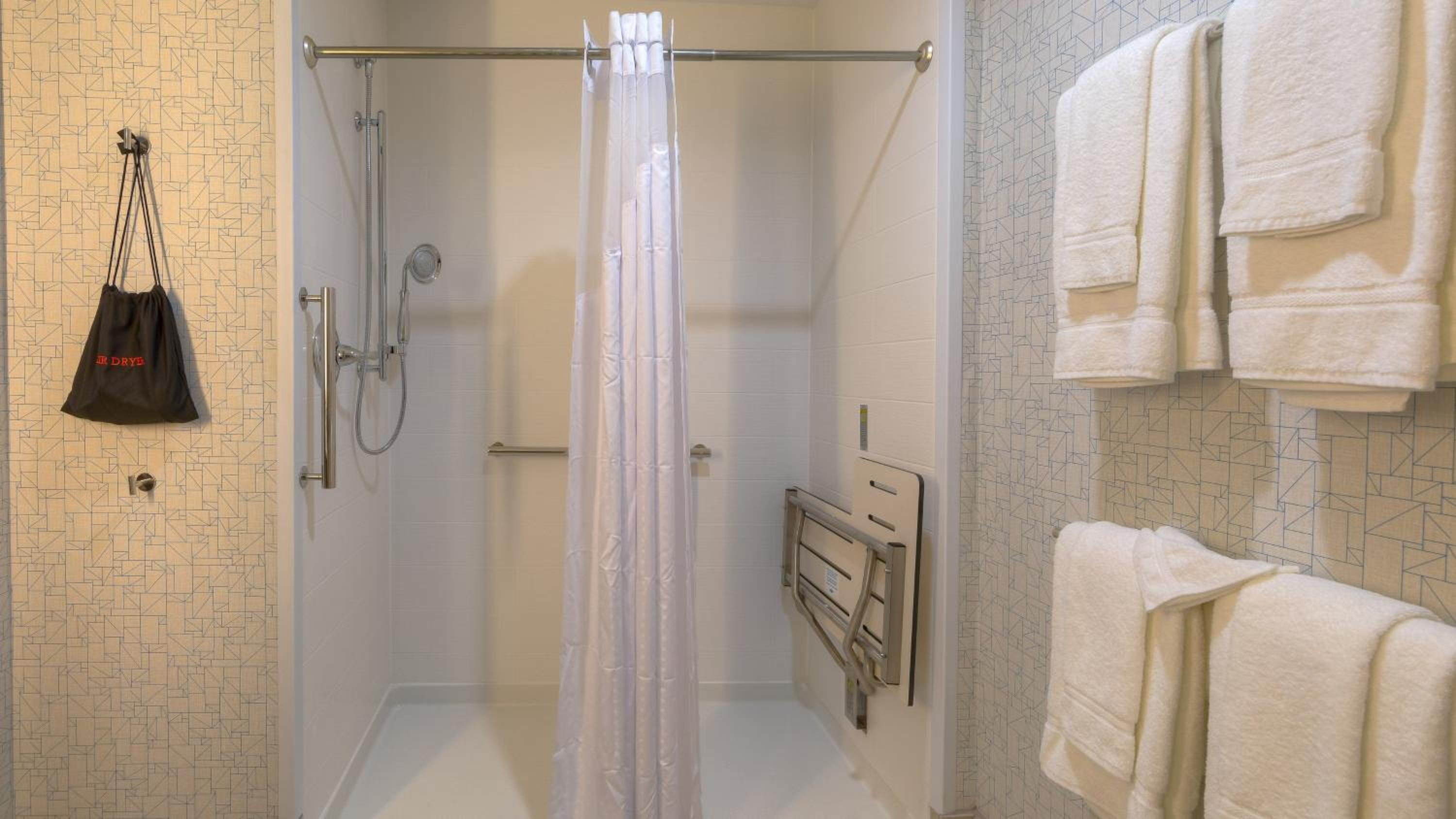 Standard King Room with Roll-In Shower - Communications Access photo 2