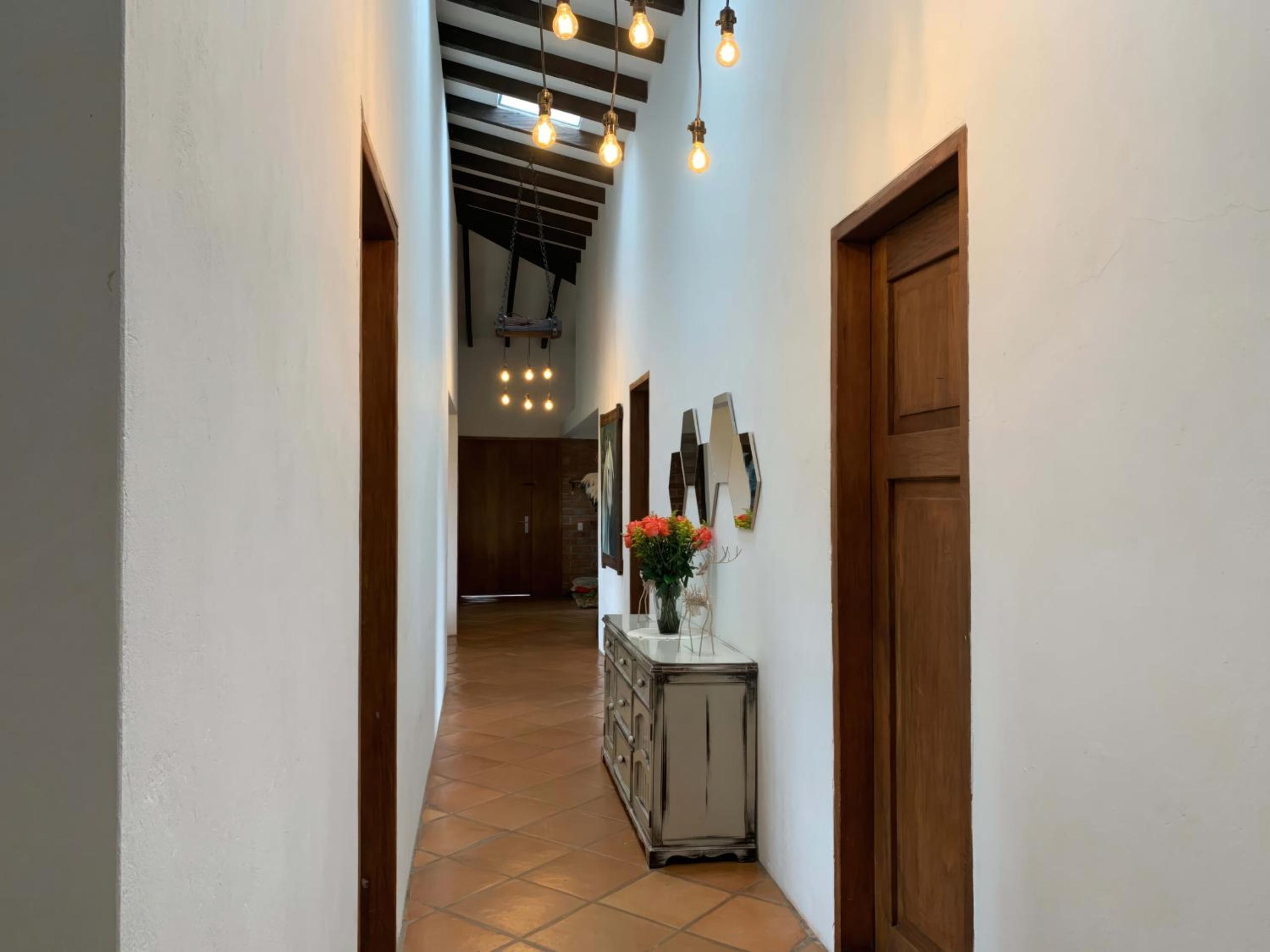 Five-Bedroom House photo 1