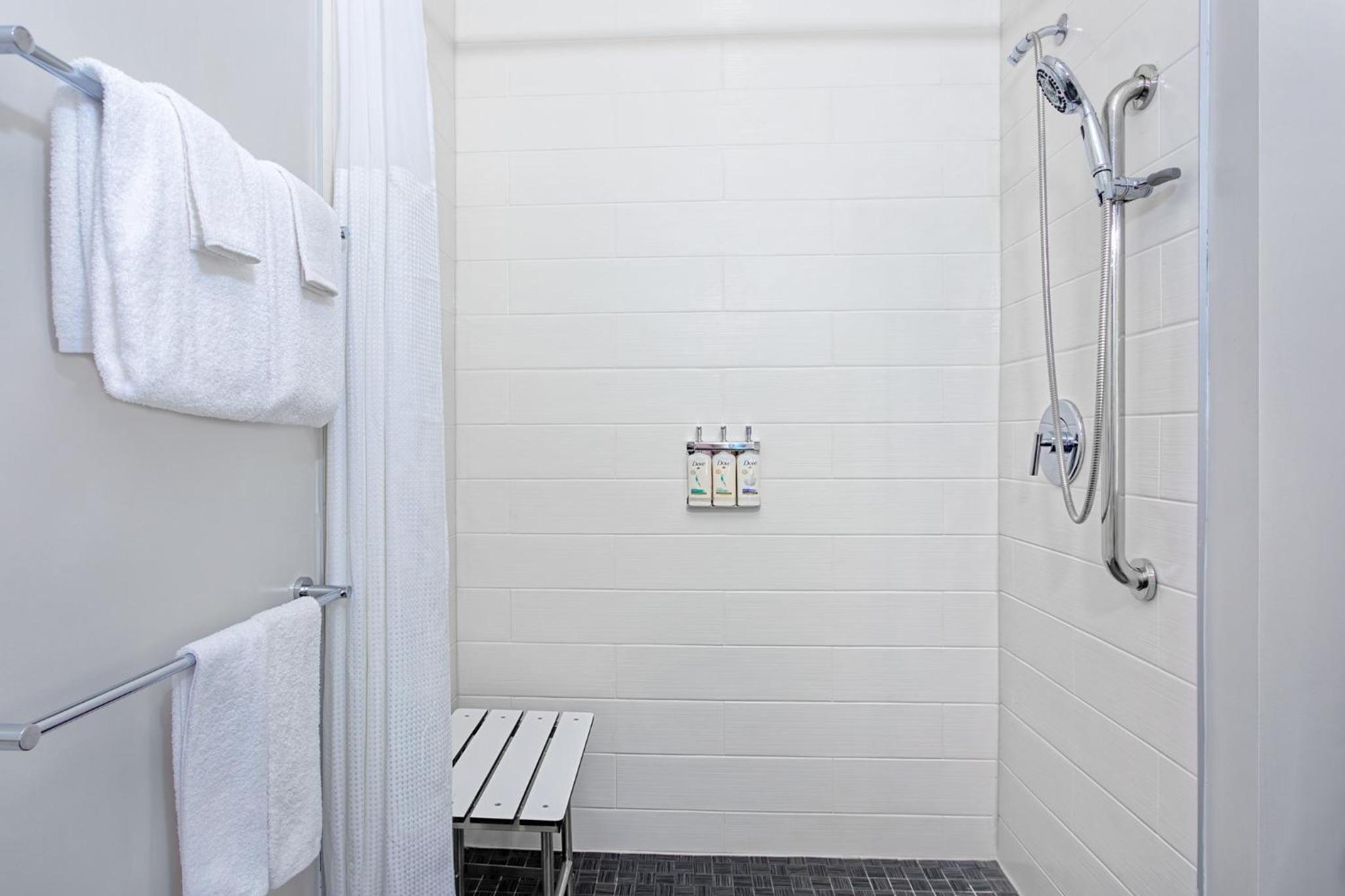King Room - Mobility Access Roll in Shower/Non-Smoking - Photo 2