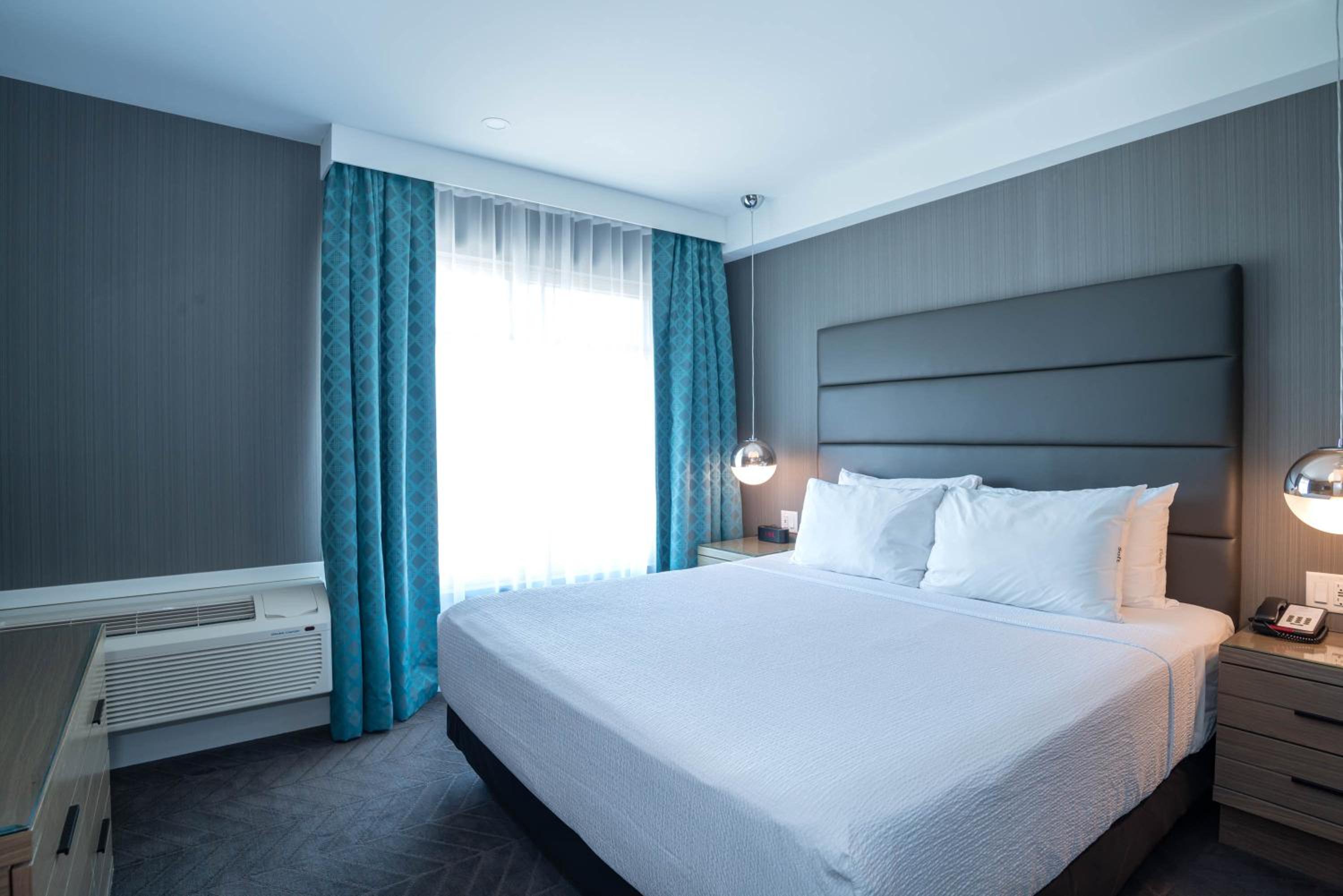 Signature Grand Suite, 1 King Bed, Sofa Bed, Kitchen