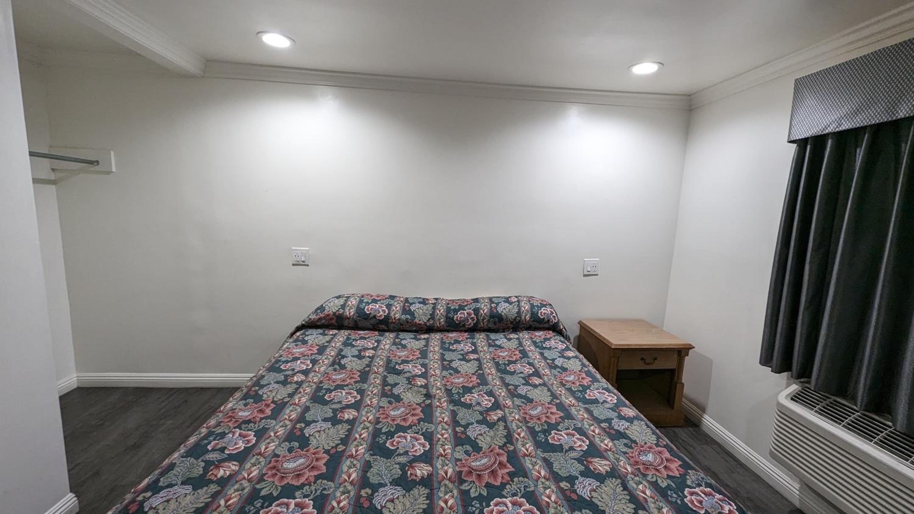 Queen Room - Photo 9