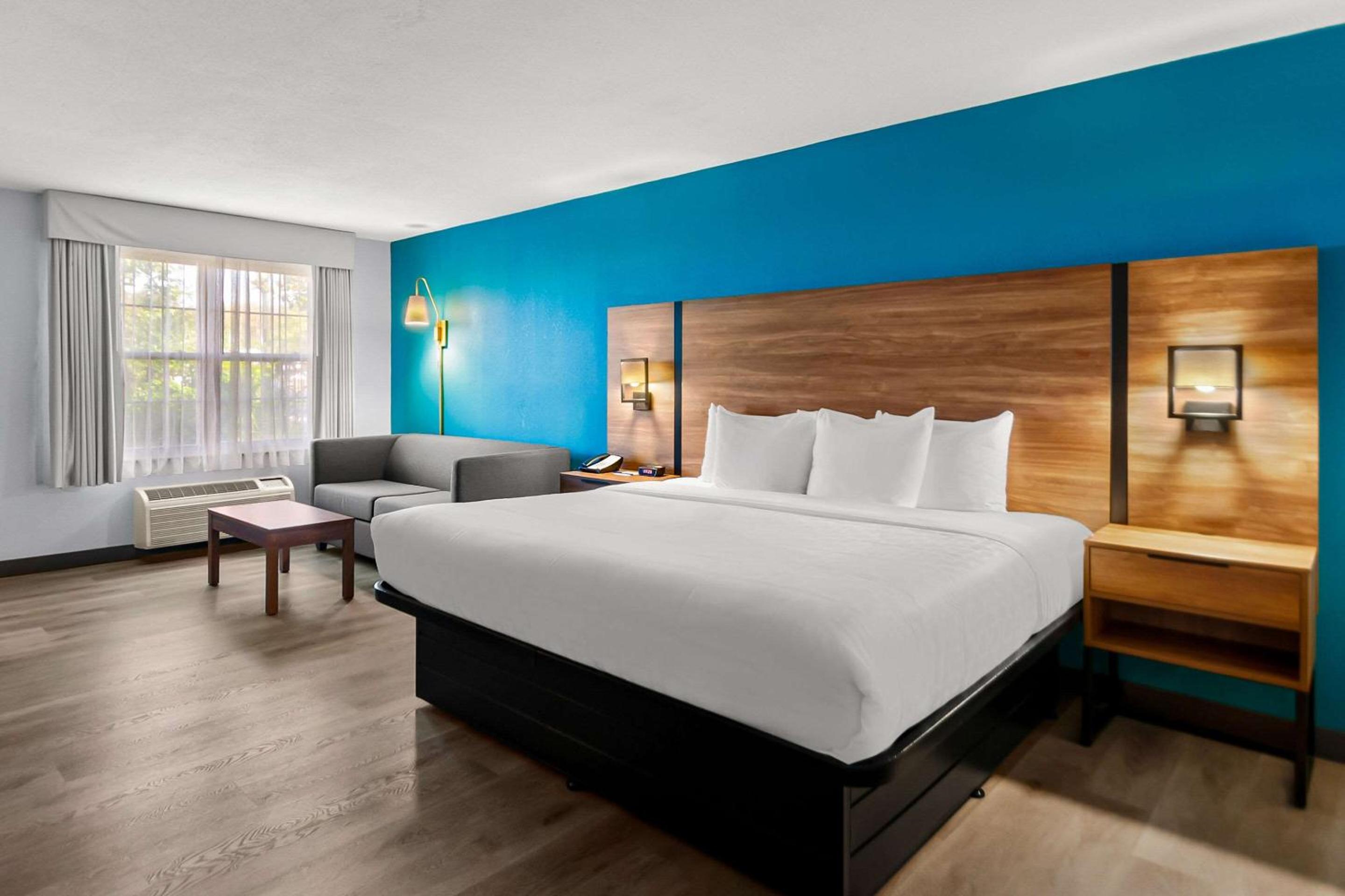 King Room - Non-Smoking - Photo 4