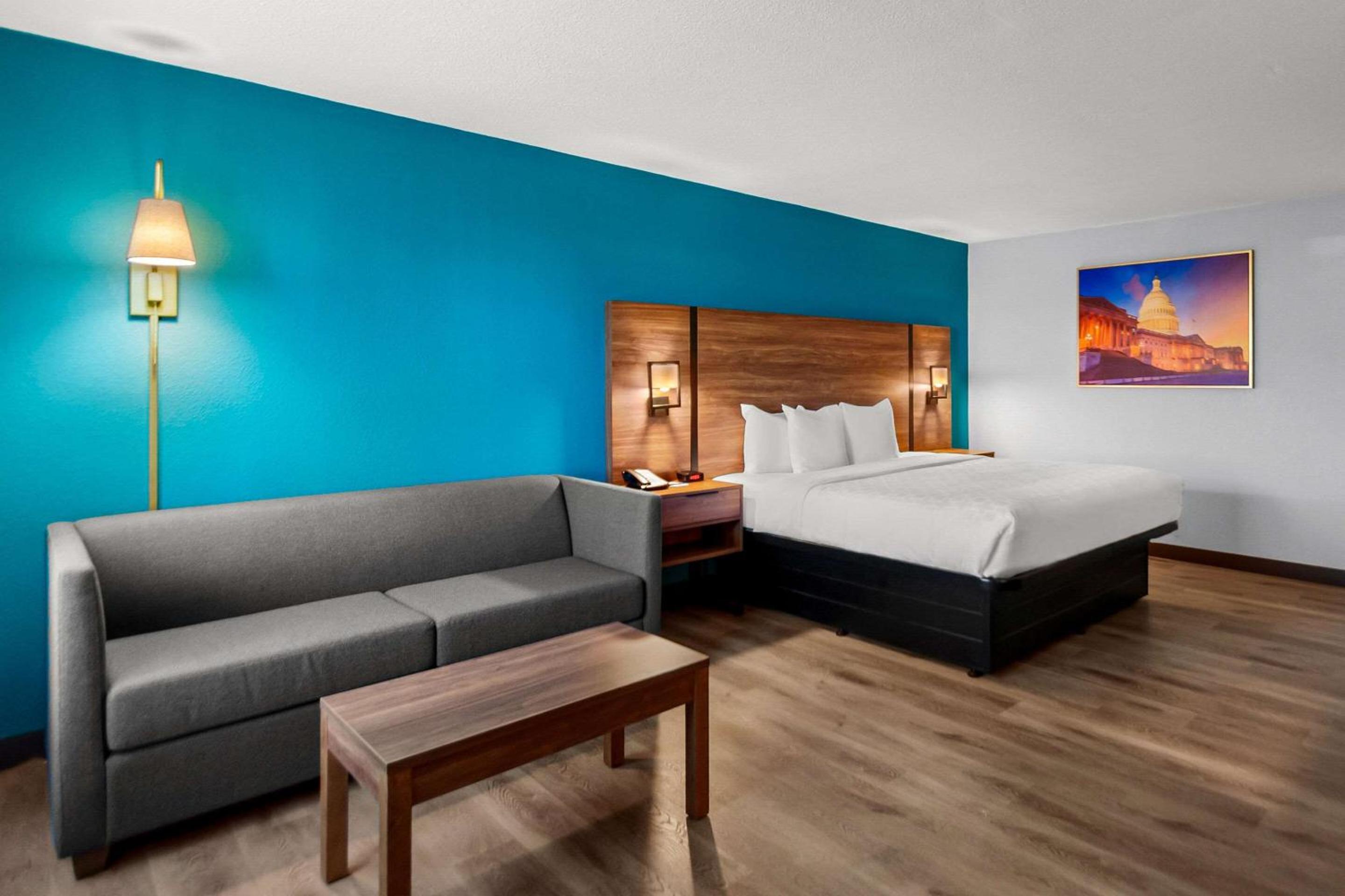 King Room - Non-Smoking - Photo 3