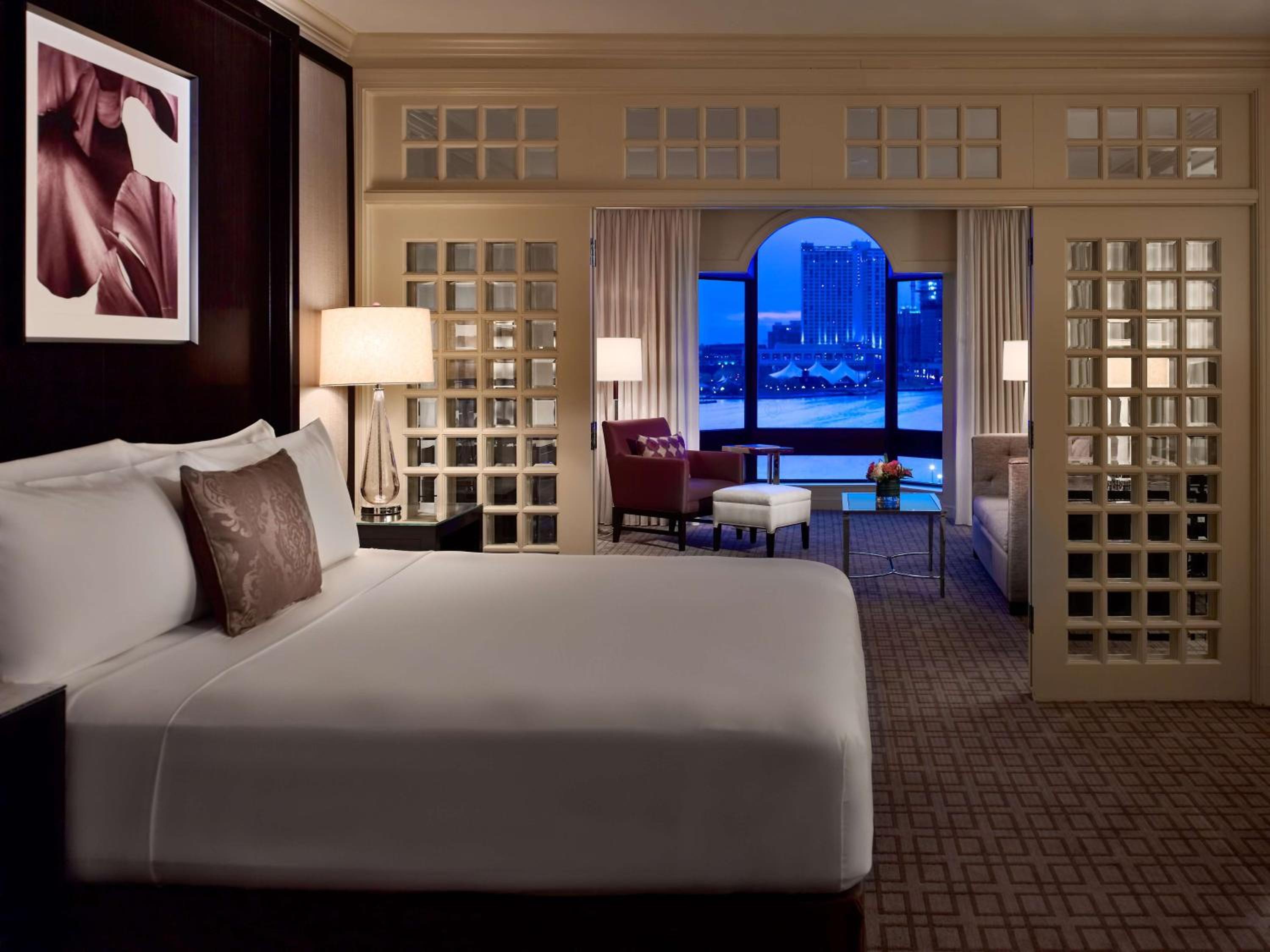One-Bedroom Ambassador King Suite with Harbor View - Photo 3