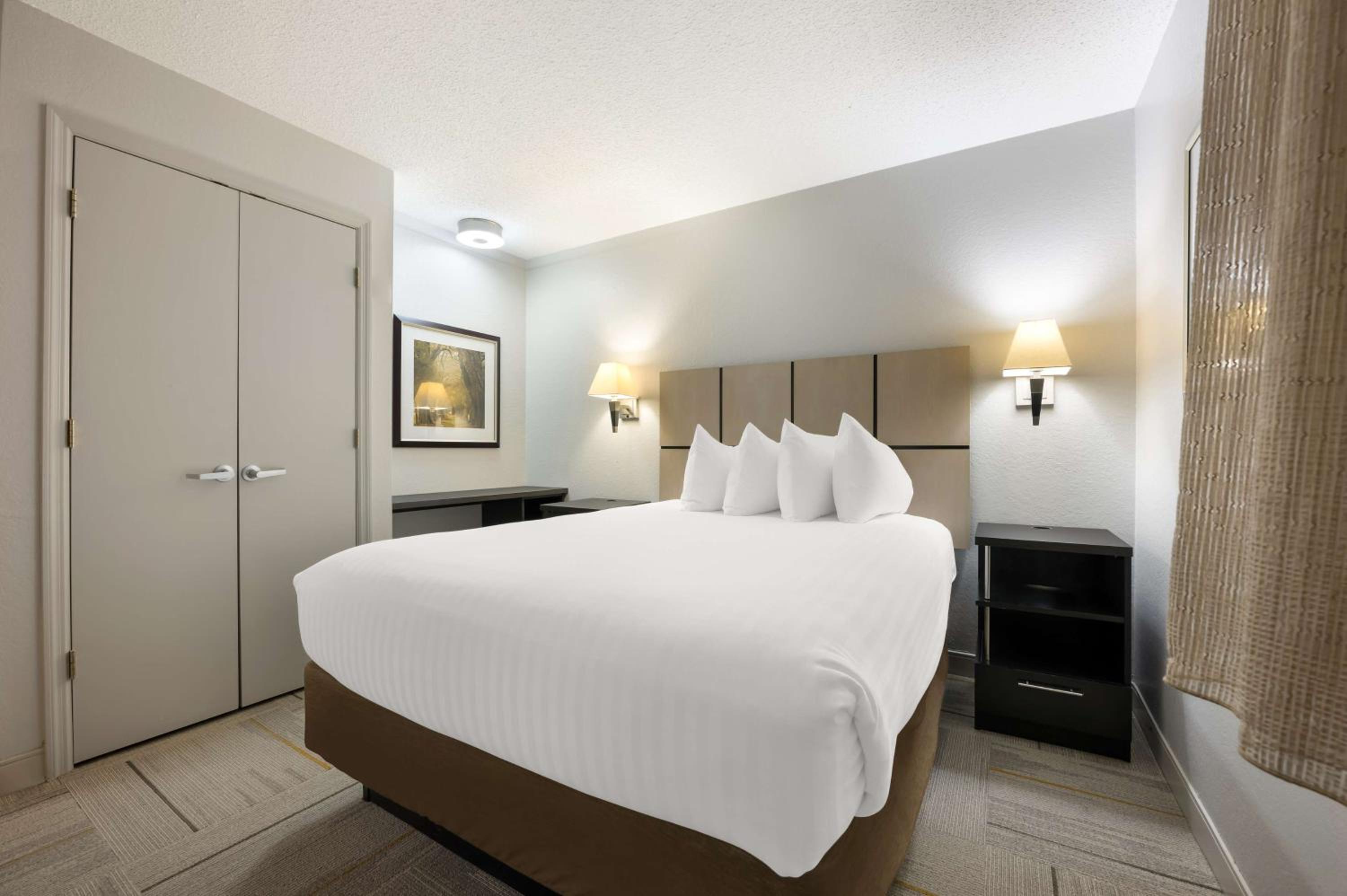 One Bedroom Suite Queen - Photo 5