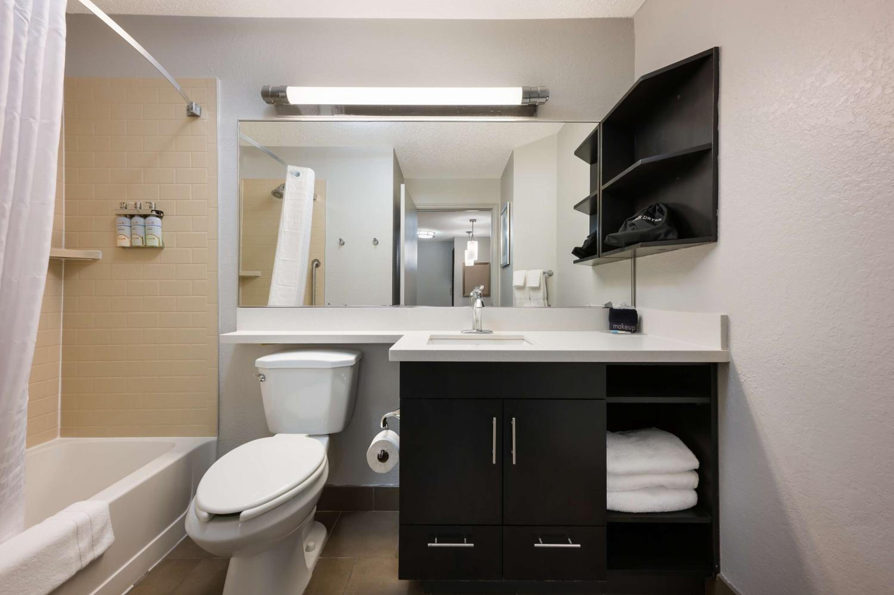 One Bedroom Suite Queen - Photo 4