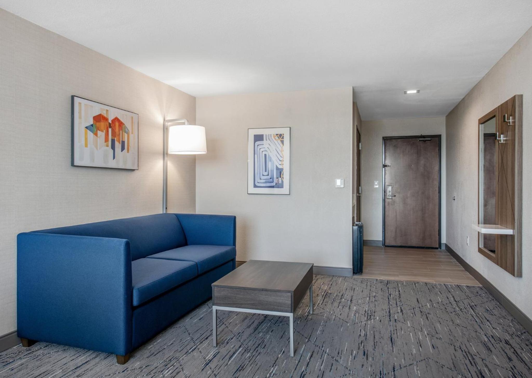 Queen Suite with Sofa Bed - Photo 3