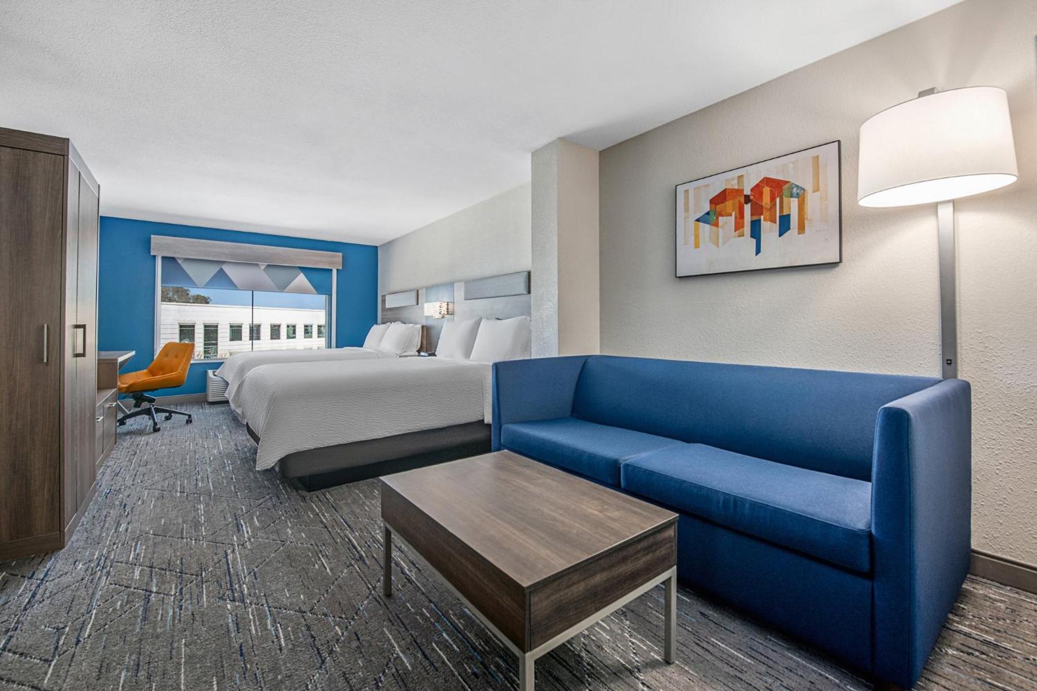 Queen Suite with Sofa Bed - Photo 5