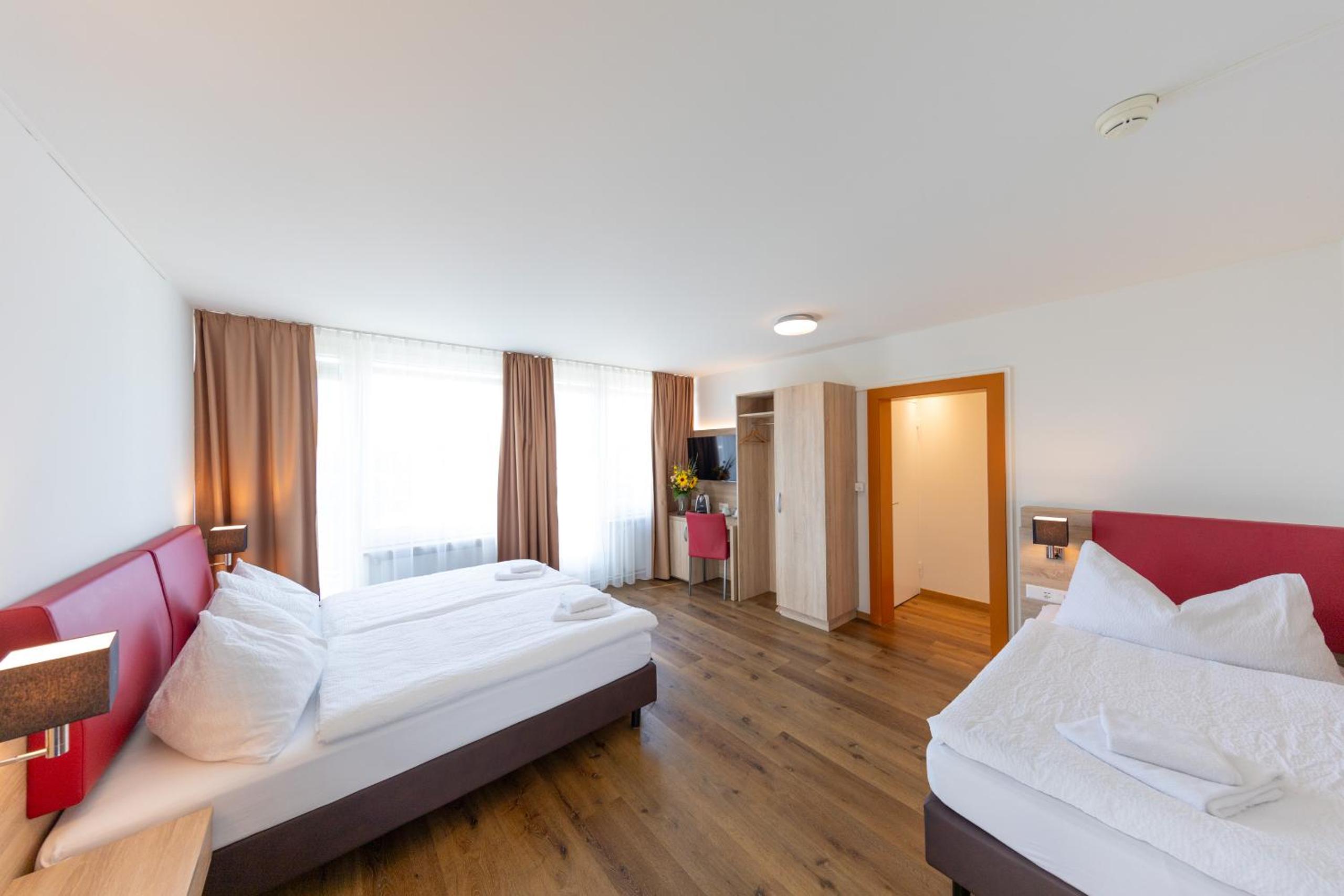 Classic Triple Room With Balcony
