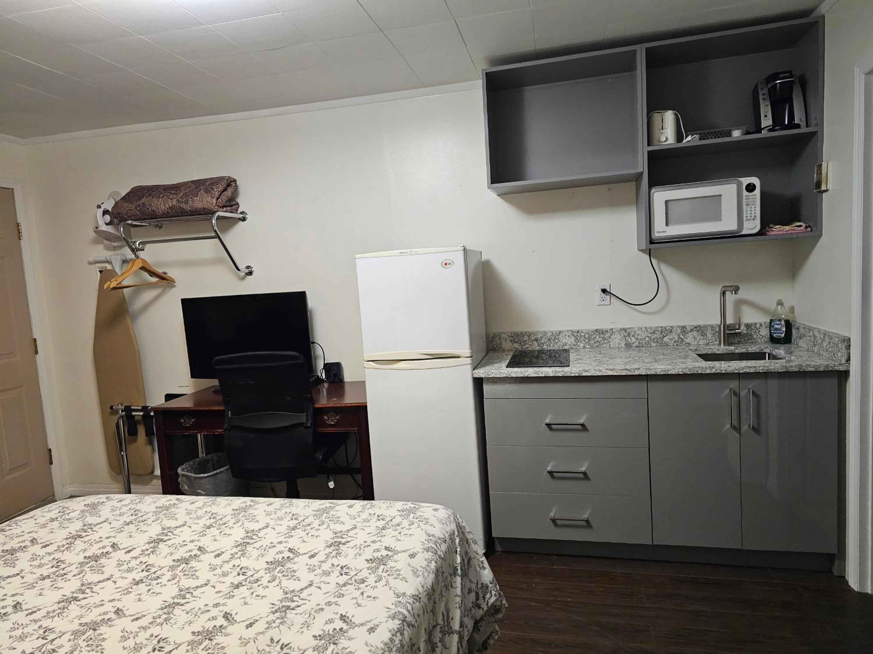 Queen Room with Kitchenette photo 2