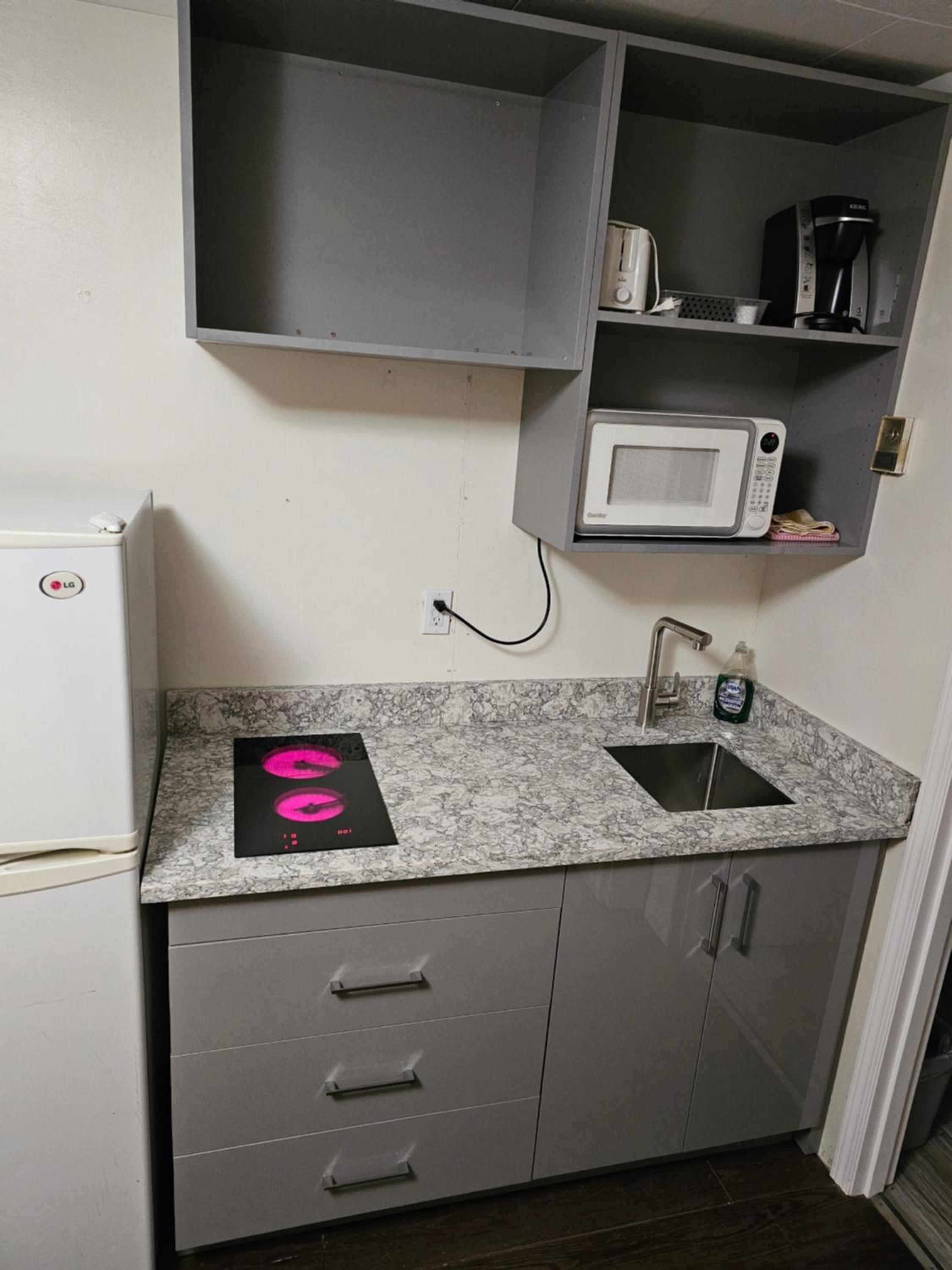 Queen Room with Kitchenette photo 3