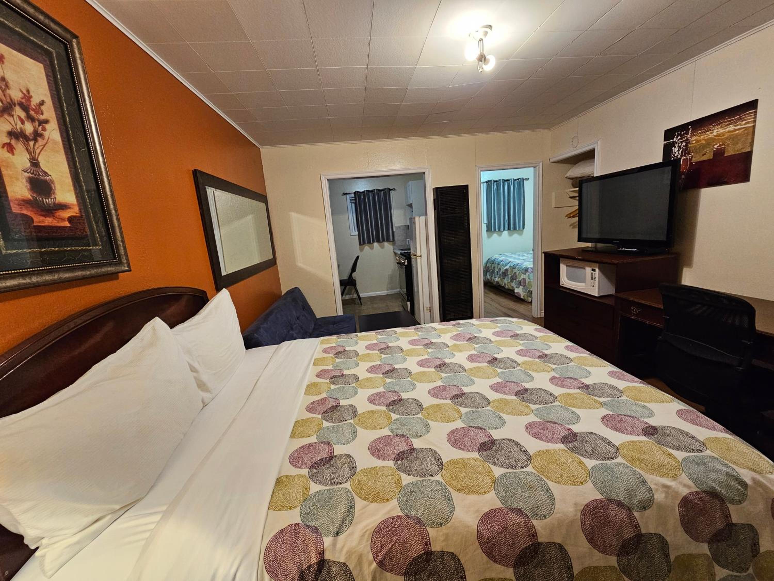 Deluxe Queen Room with Two Queen Beds with Kitchenette photo 1