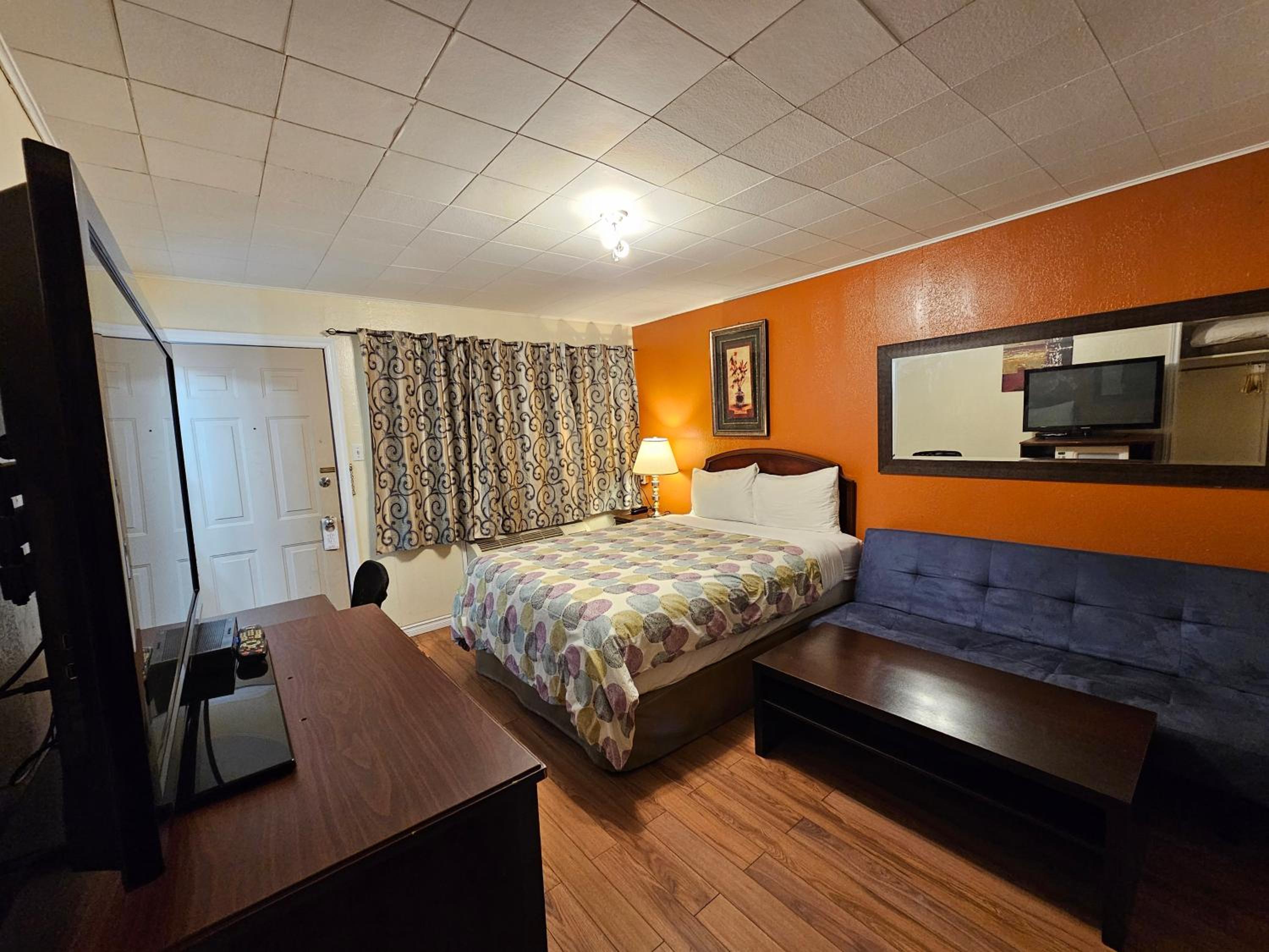 Deluxe Queen Room with Two Queen Beds with Kitchenette photo 3