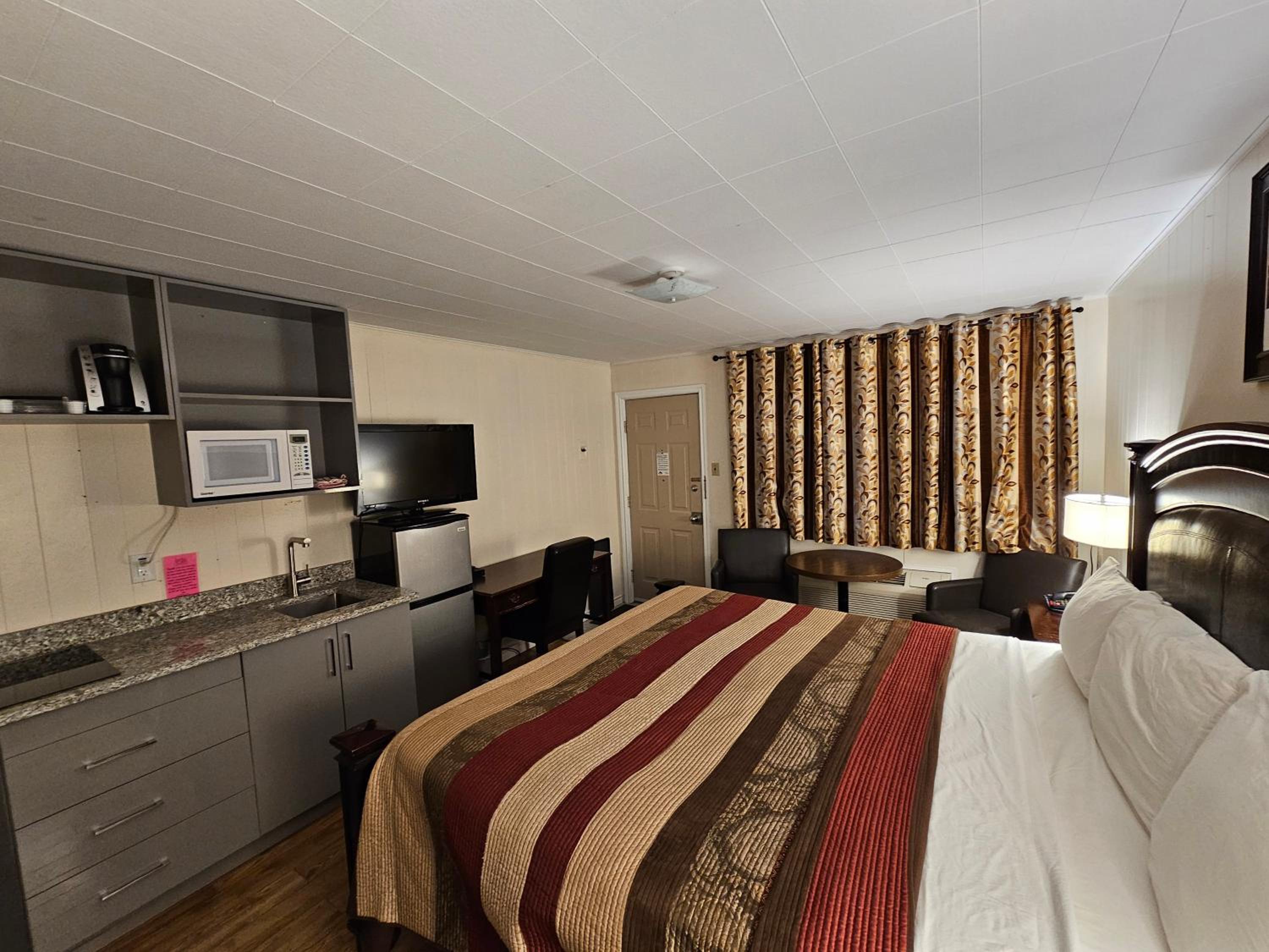 Queen Room with Kitchenette photo 1