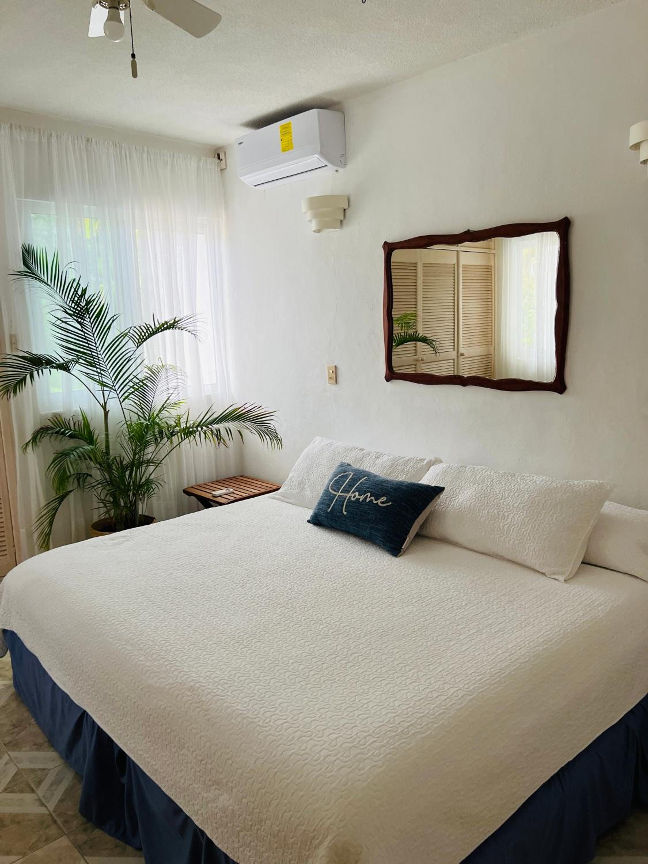 Six-Bedroom House photo 1