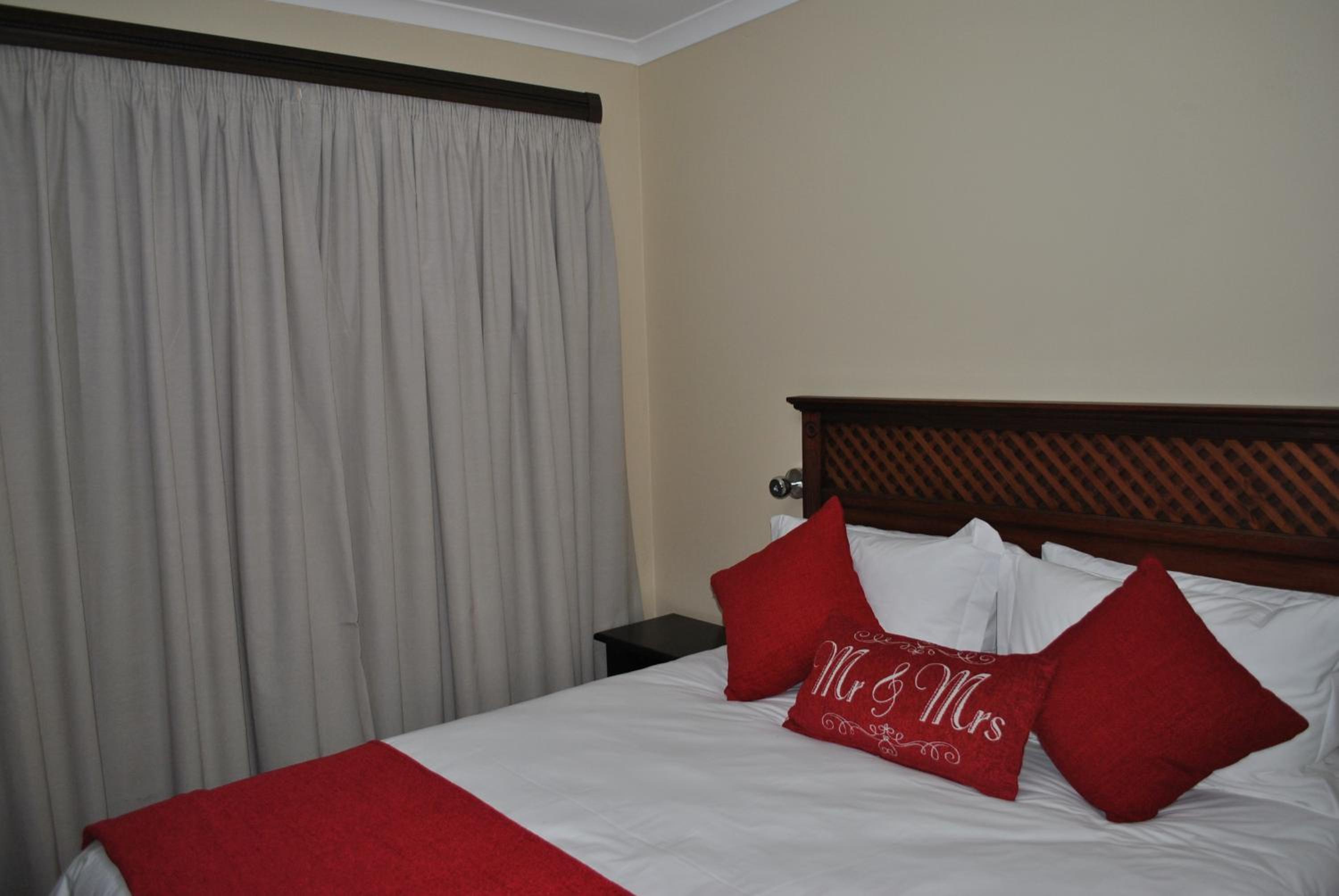 Deluxe Queen Room - Photo 9