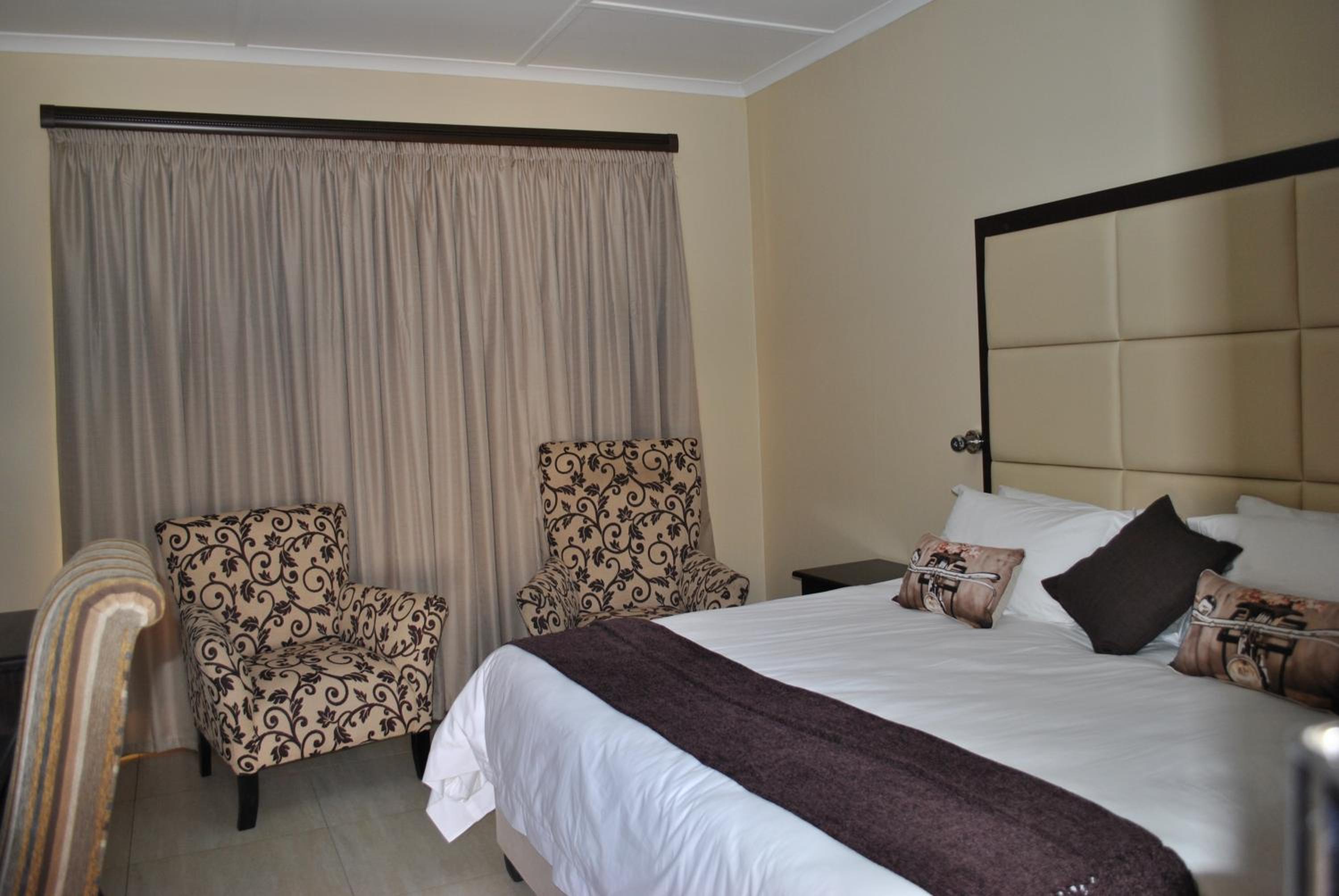 Deluxe King Room - Photo 4