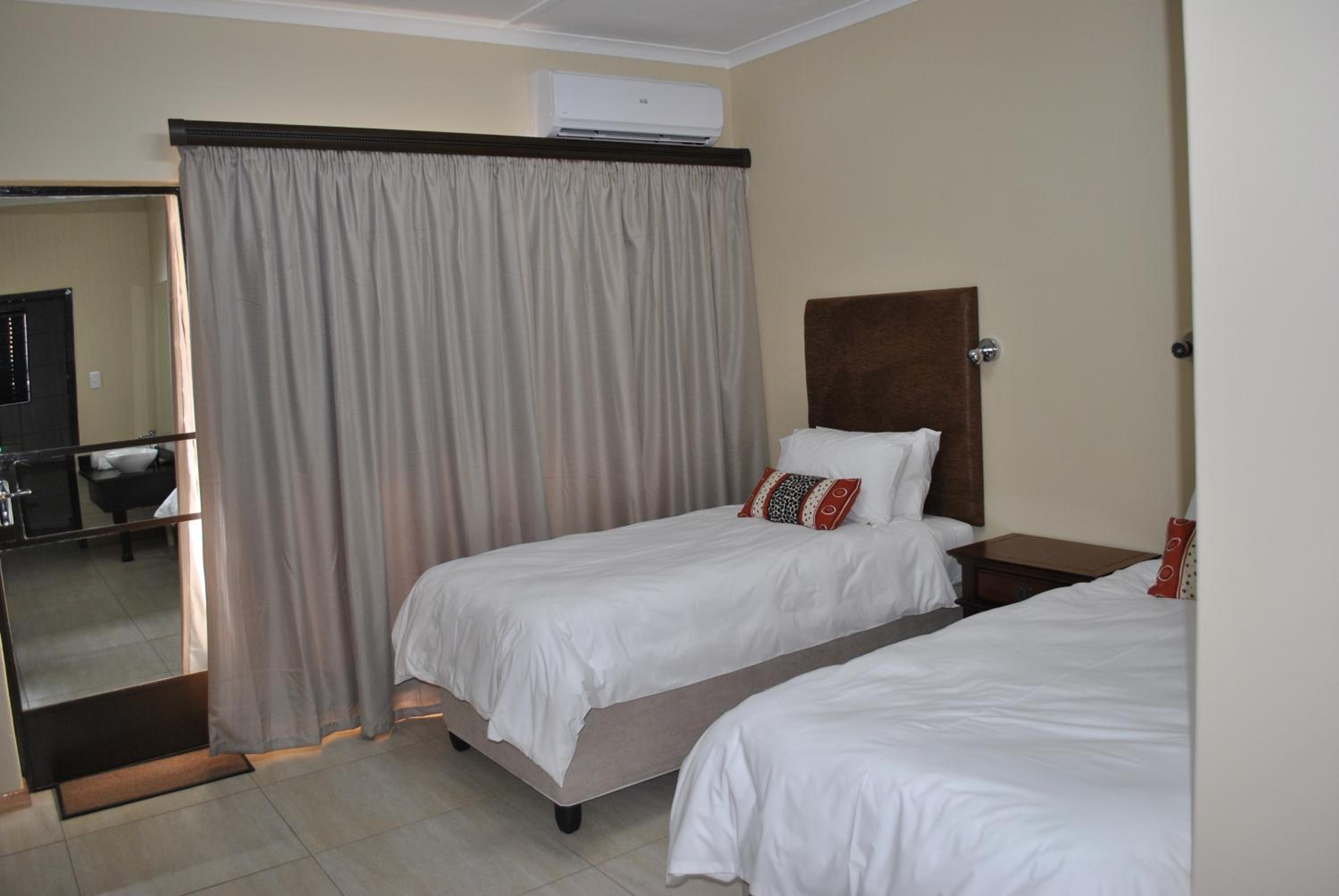 Twin Room - Photo 2