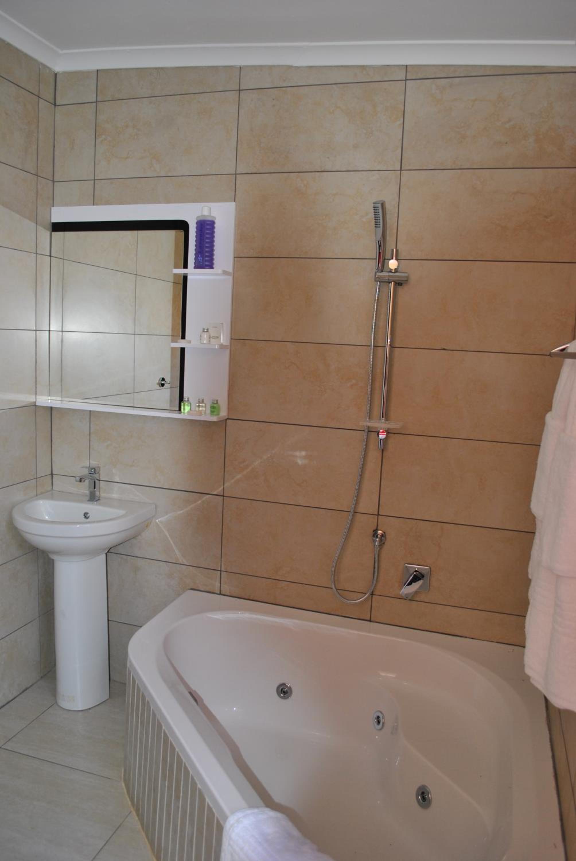 Deluxe Queen Room - Photo 5