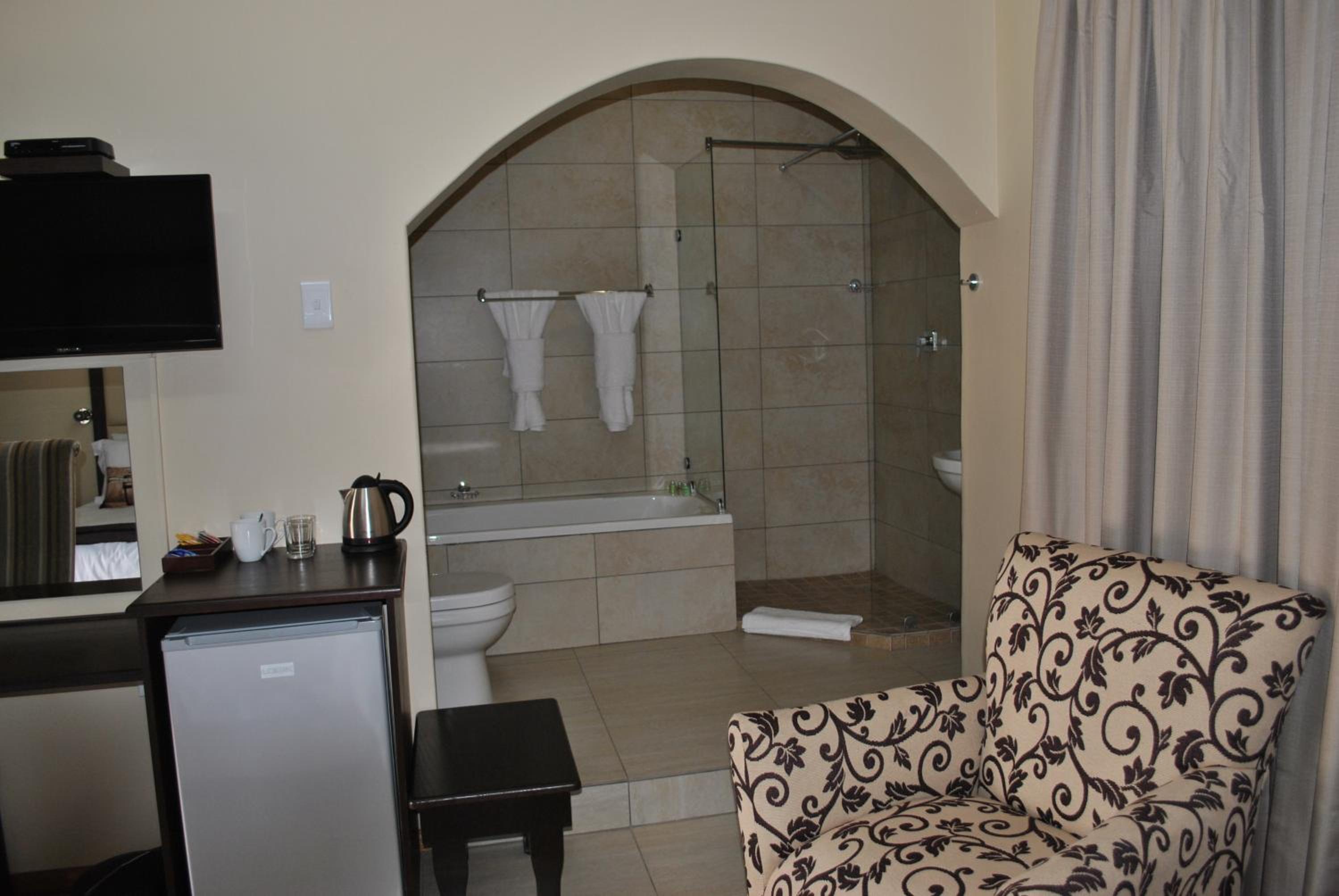 Deluxe King Room - Photo 5
