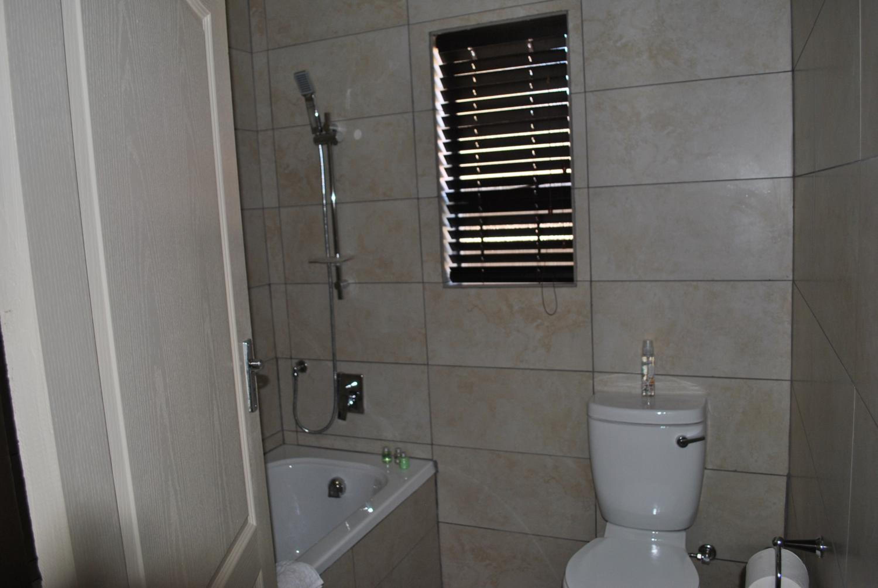 Deluxe Double Room (2 Adults + 1 Child) - Photo 2