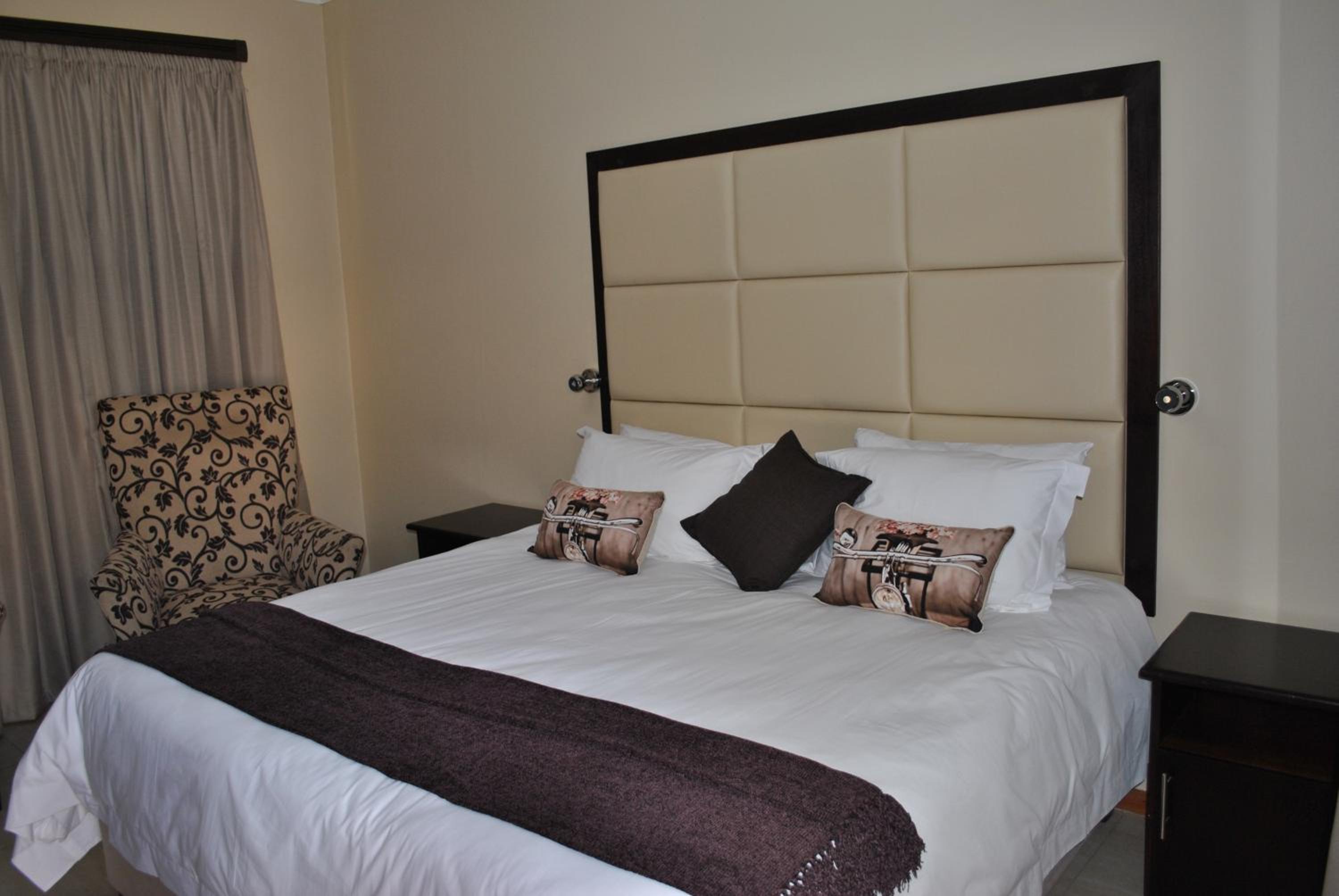 Deluxe King Room - Photo 3