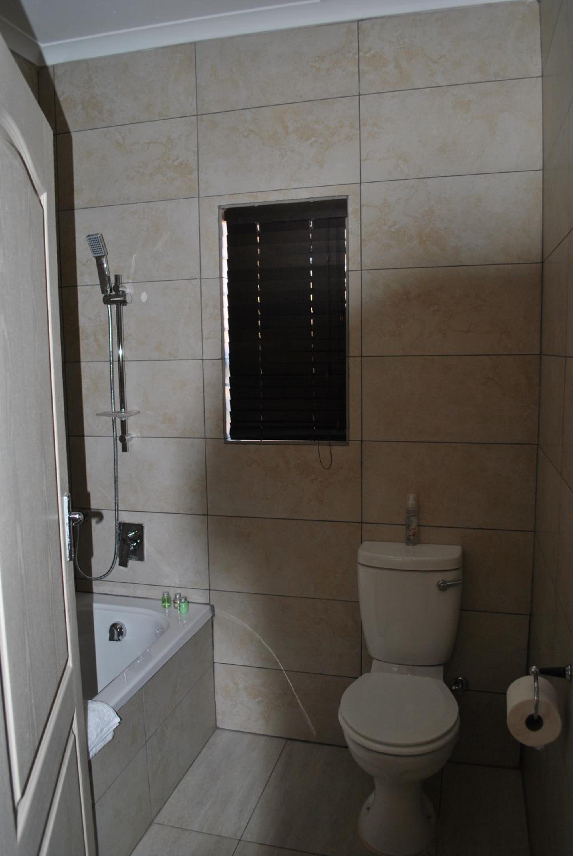 Deluxe Double Room (2 Adults + 1 Child) - Photo 4