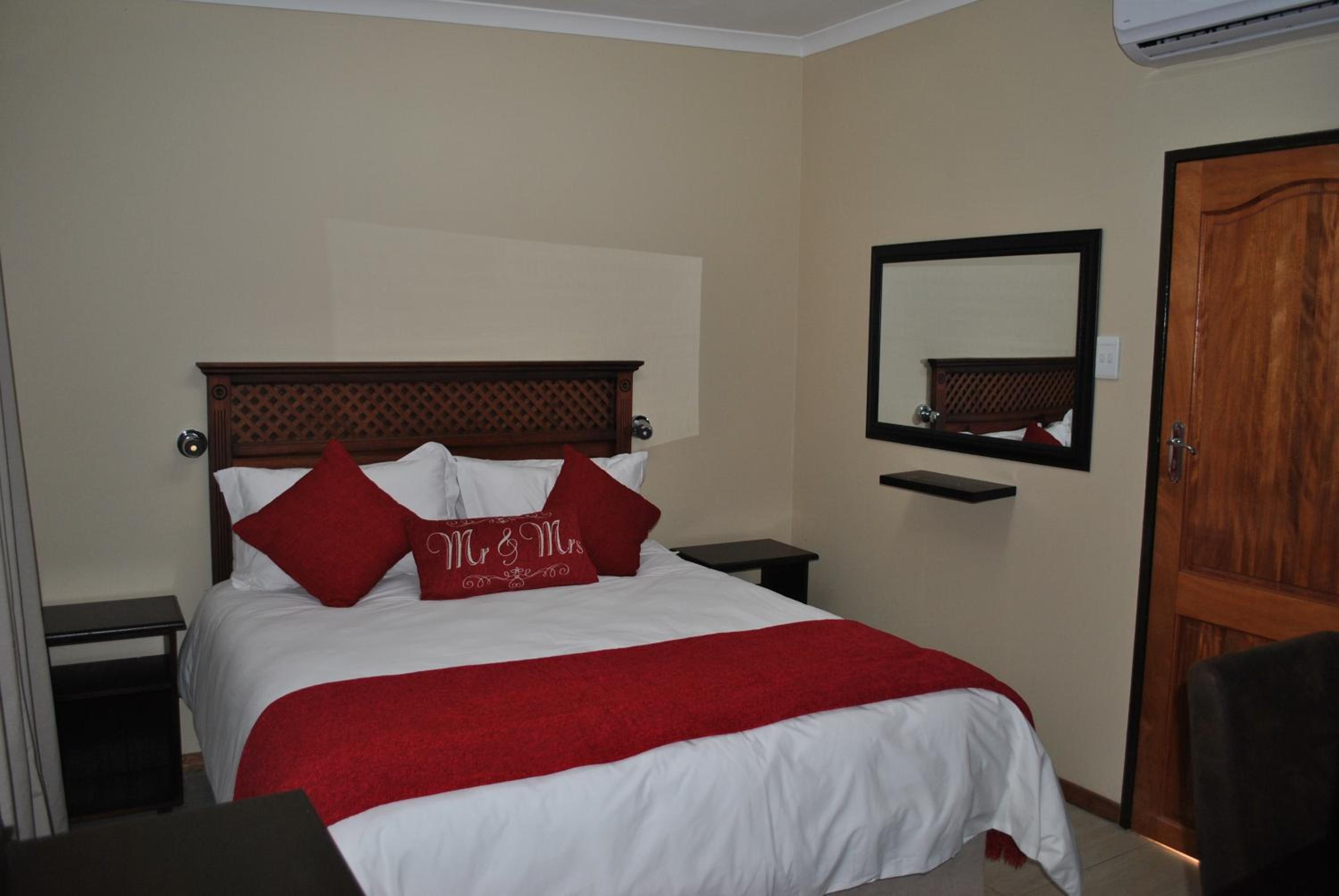 Deluxe Queen Room - Photo 8