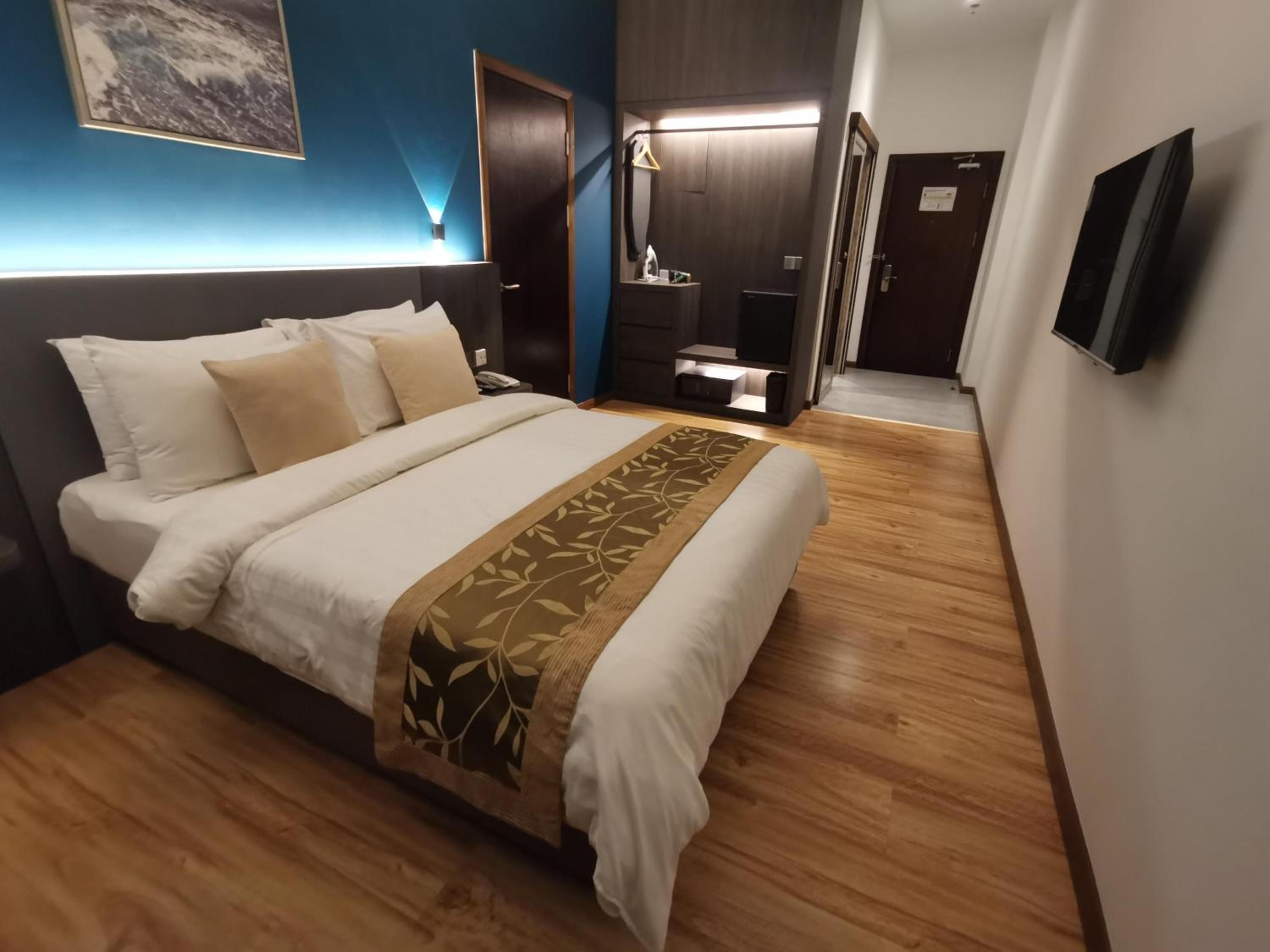 Queen Room photo 2