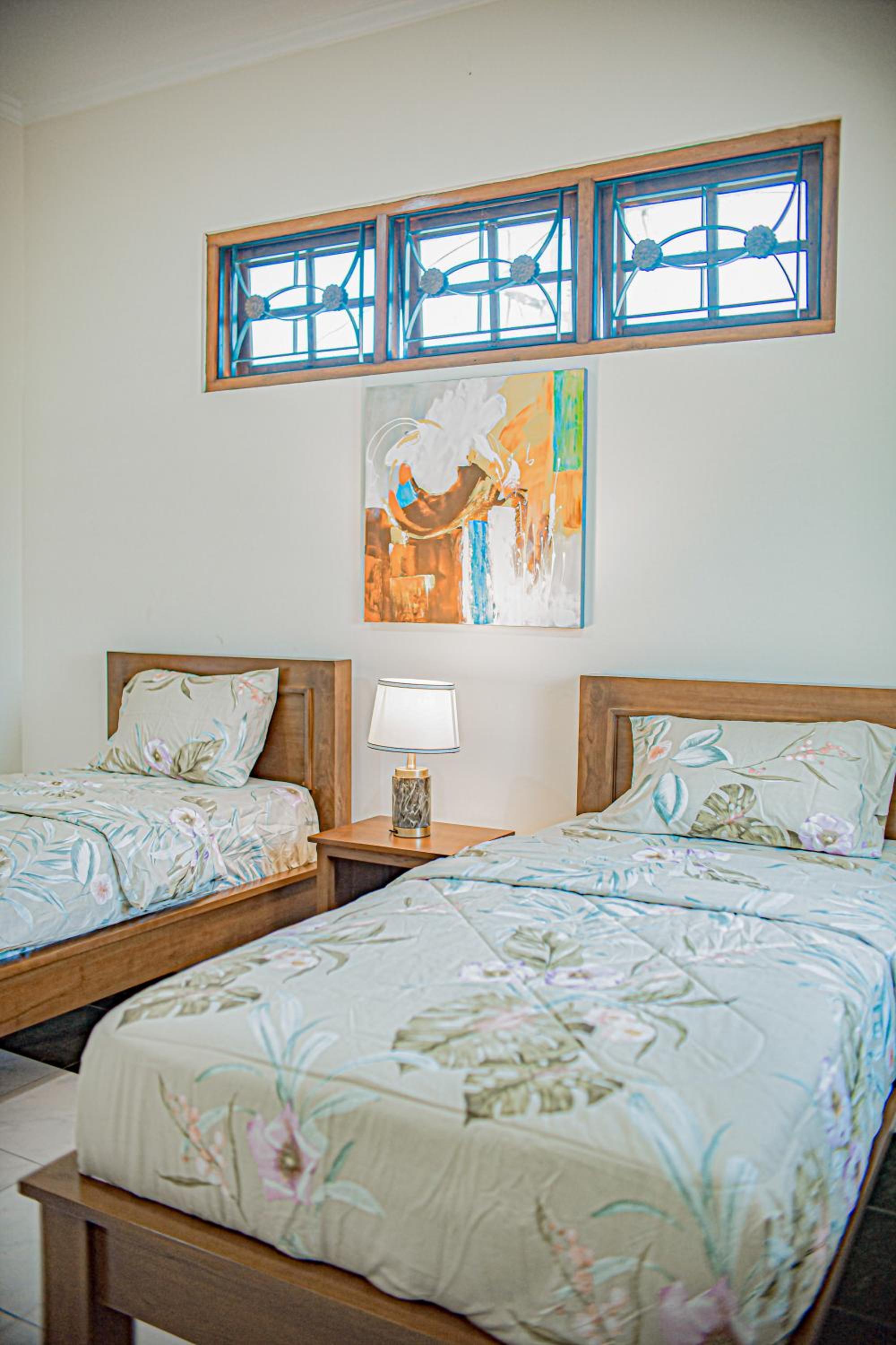Eight-Bedroom House photo 3