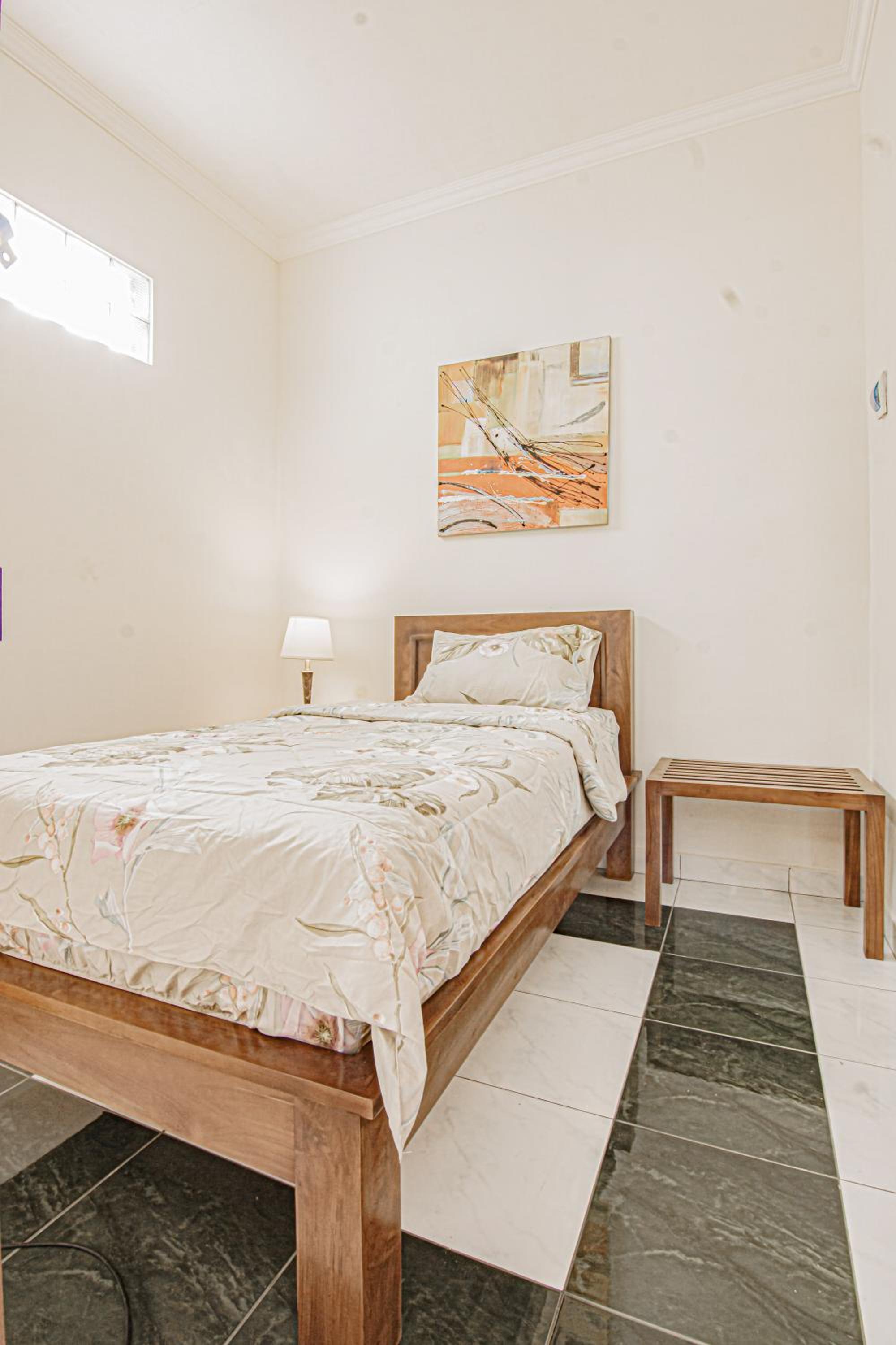 Eight-Bedroom House photo 2